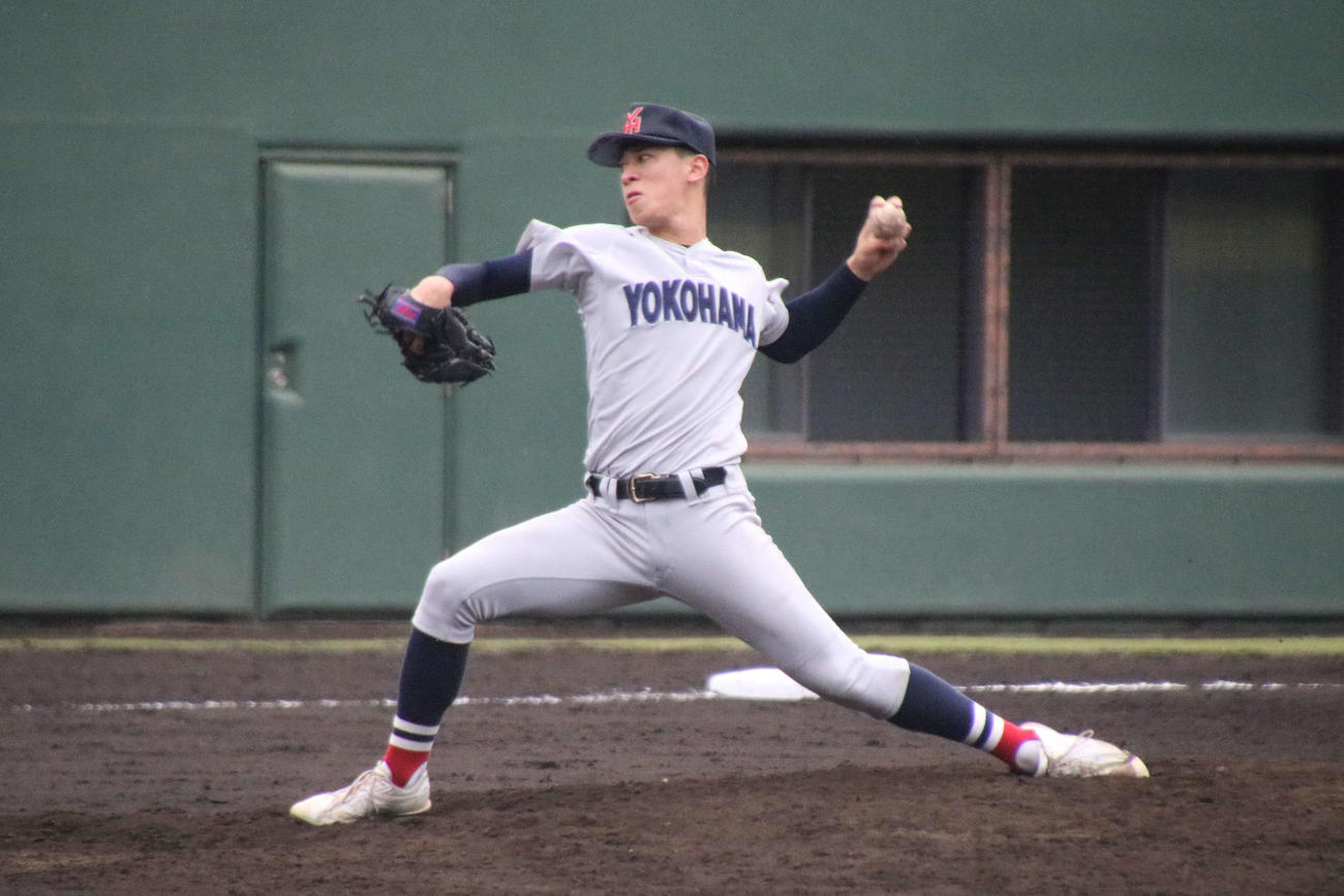 相洋－横浜　3回途中からリリーフのマウンドに立ち、7回1／3を投げ5安打5三振2失点の、横浜のエース・杉山（撮影・保坂淑子）