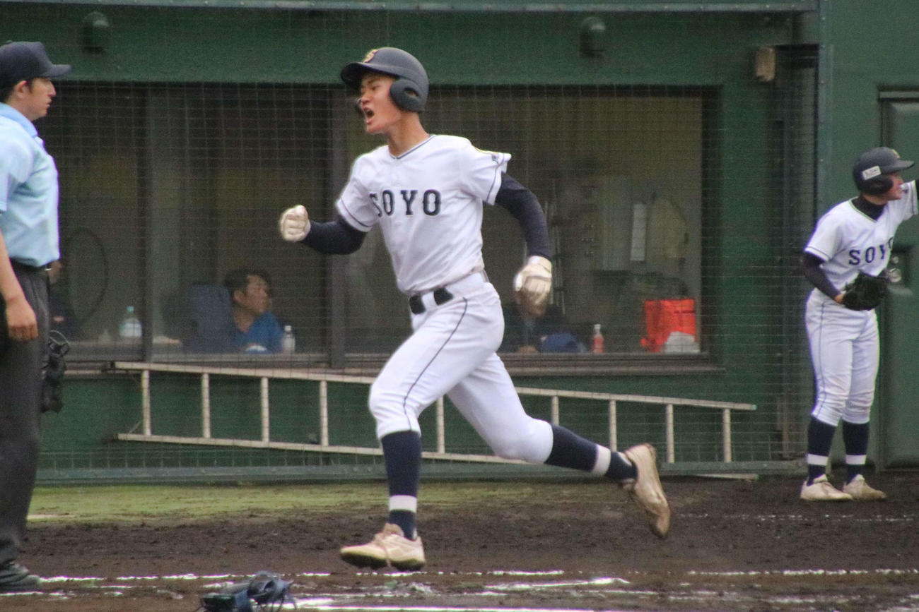 相洋－横浜　タイブレークで迎えた延長10回、1死一、二塁から相洋・渡辺怜斗の左越え適時打で、勝ち越しのホームを踏んだ相洋・大谷（撮影・保坂淑子）
