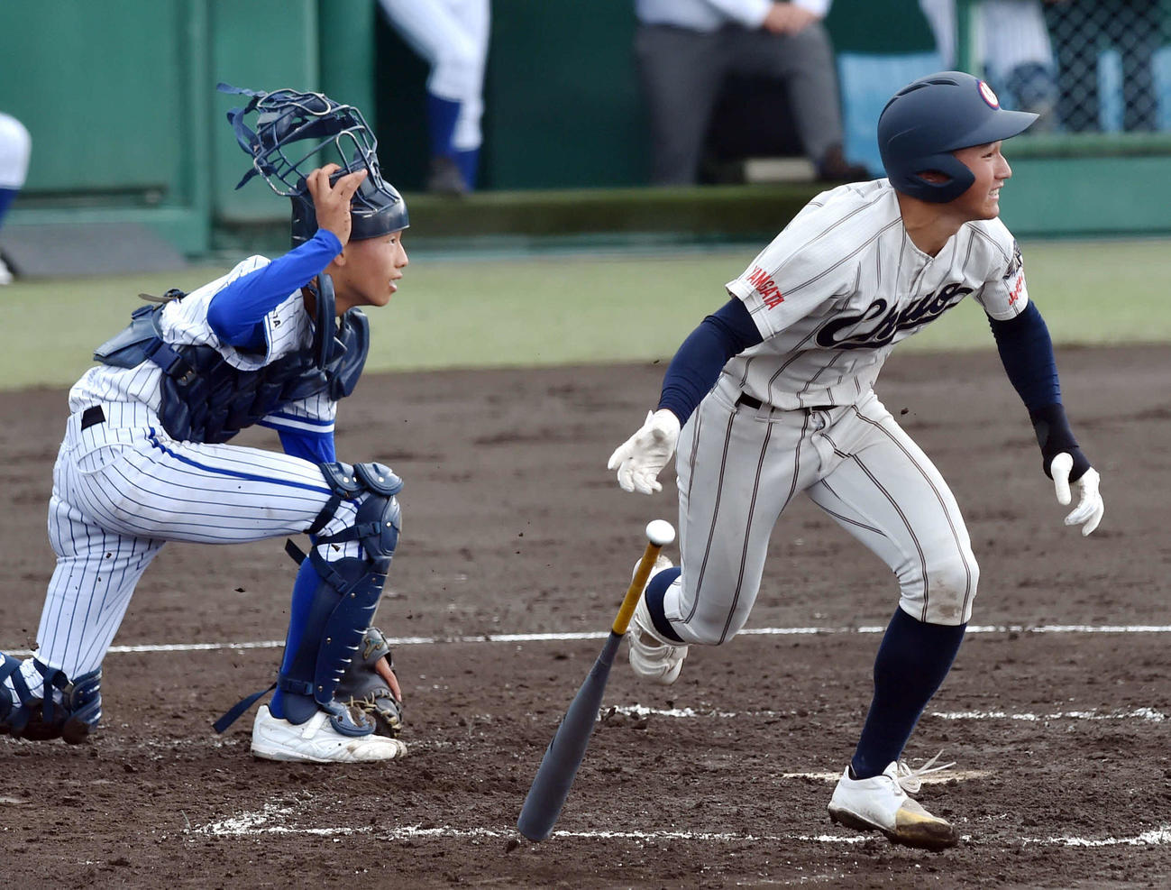 2回表山形中央2死一、三塁、2点適時三塁打を放つ武田陸