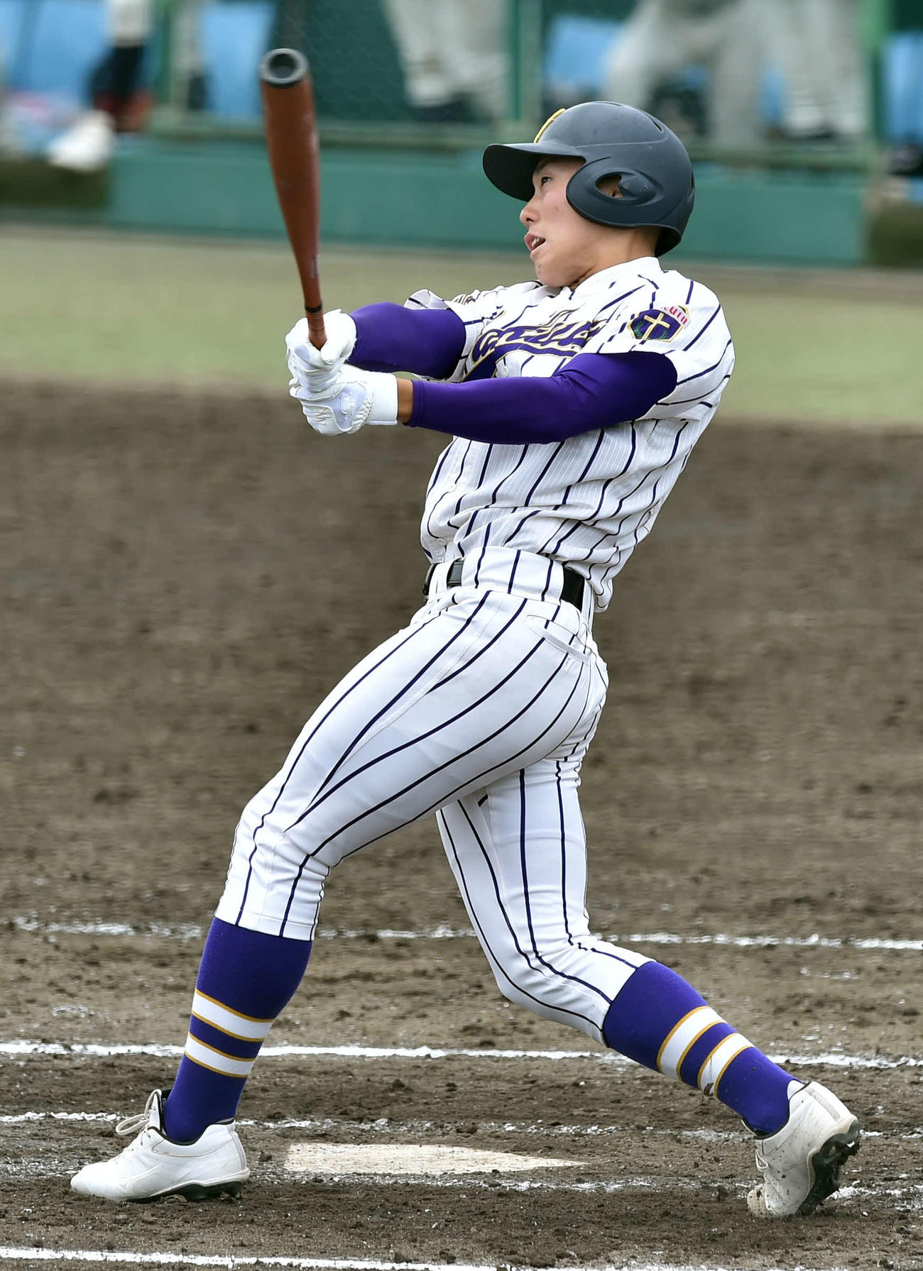 6回、2点本塁打を放つ山形学院・鈴木