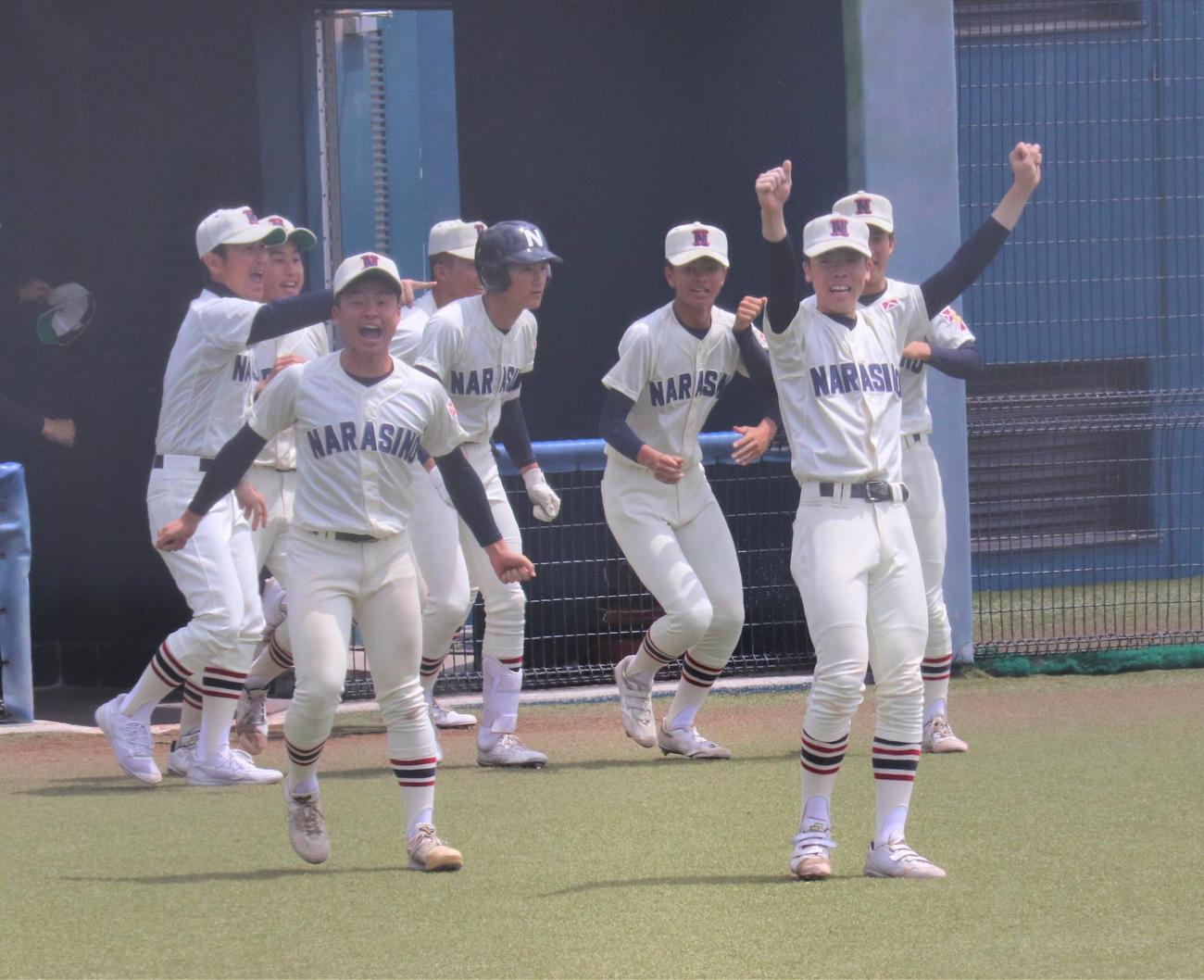 市船橋対習志野　サヨナラ勝ちし喜ぶ習志野ナイン（撮影・星夏穂）
