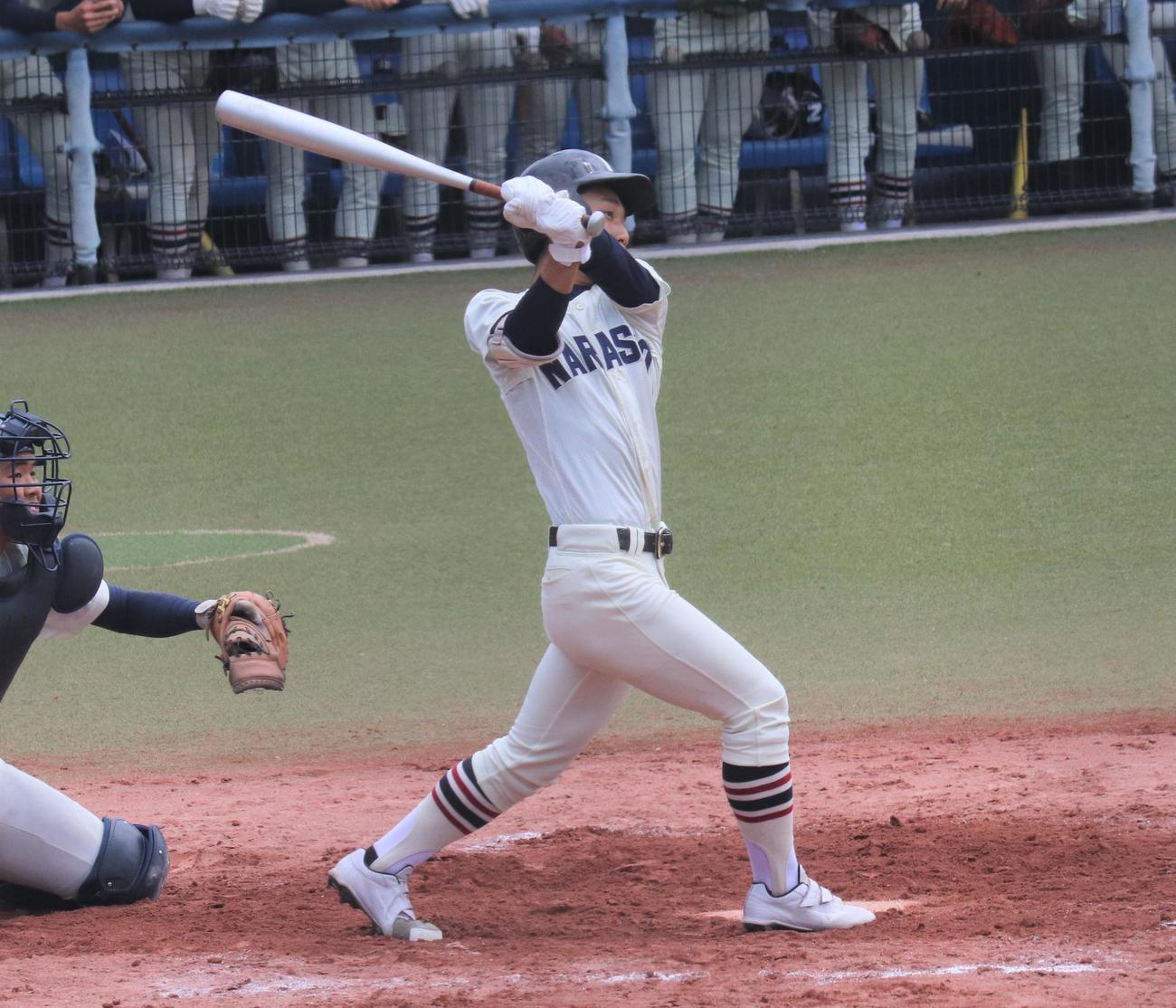 市船橋対習志野　8回裏習志野1死一、三塁　先制の右越え適時二塁打を放つ寺内（撮影・星夏穂）