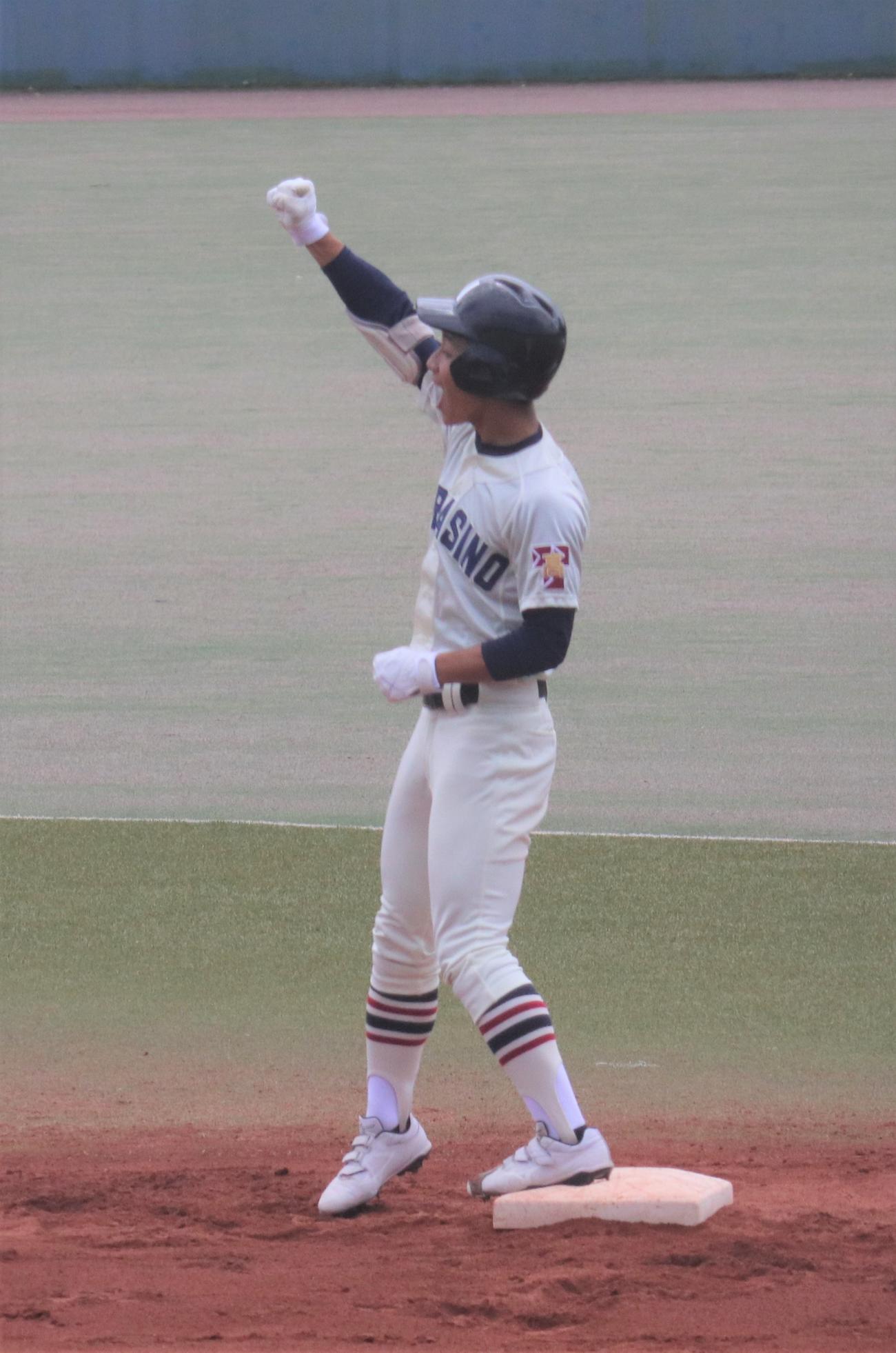 市船橋対習志野　8回裏習志野1死一、三塁　先制の右越え適時二塁打を放ちベンチに向かってガッツポーズをする寺内（撮影・星夏穂）