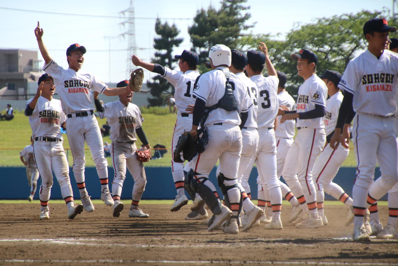 中央学院対木更津総合　中央学院に競り勝ち、喜ぶ木更津総合の選手たち（撮影・保坂淑子）