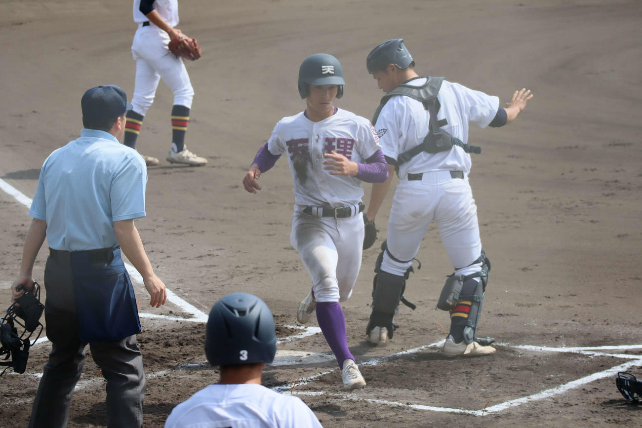 1回裏先制ホームインする天理・下林勇希内野手