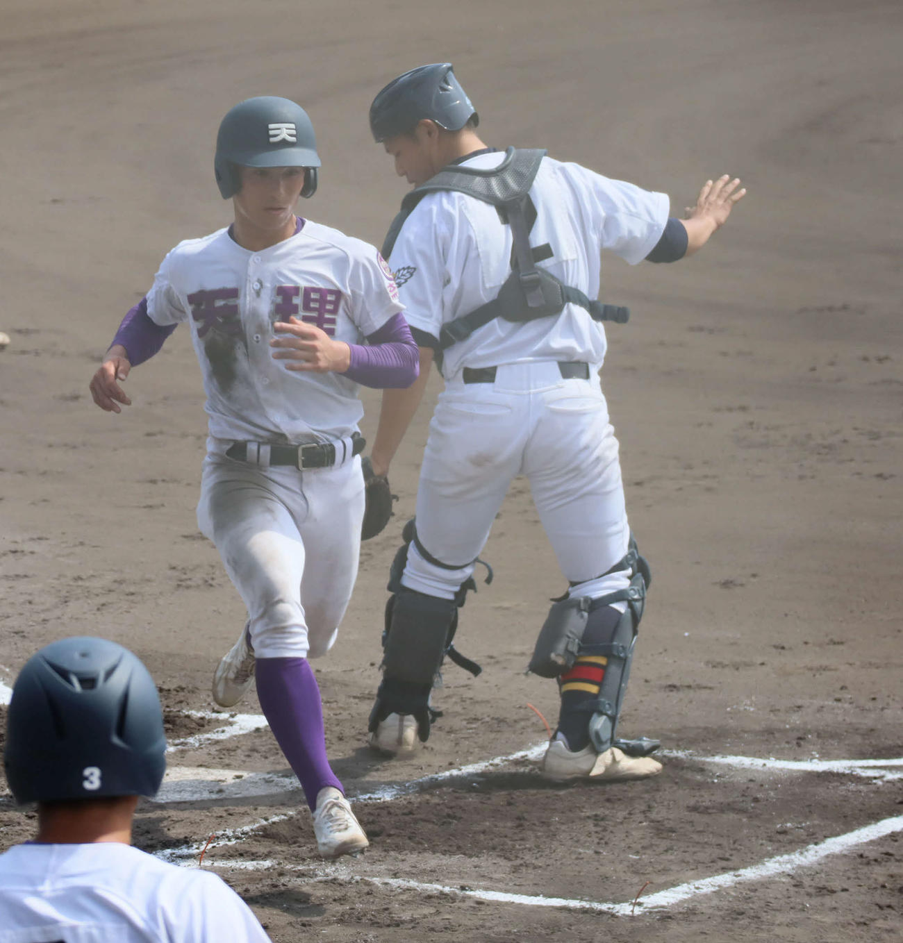1回裏先制ホームインする天理・下林勇希内野手