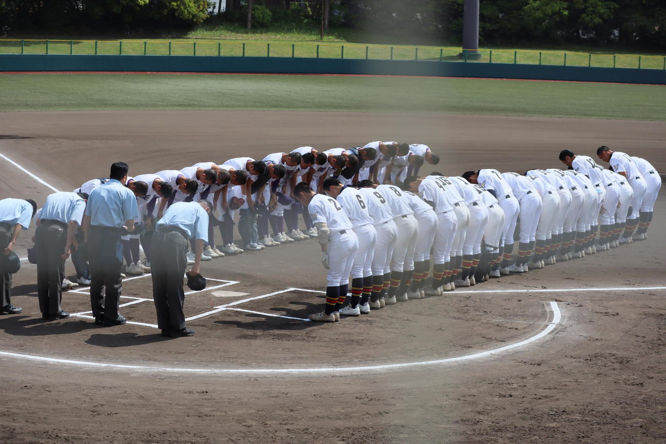 春季高校野球奈良県大会試合前にあいさつする生駒（右）と天理ナイン