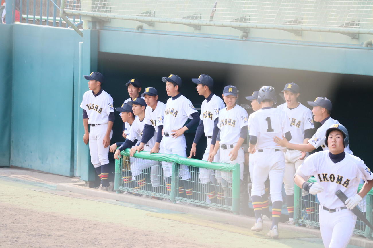 5回表初得点にわく生駒ナイン