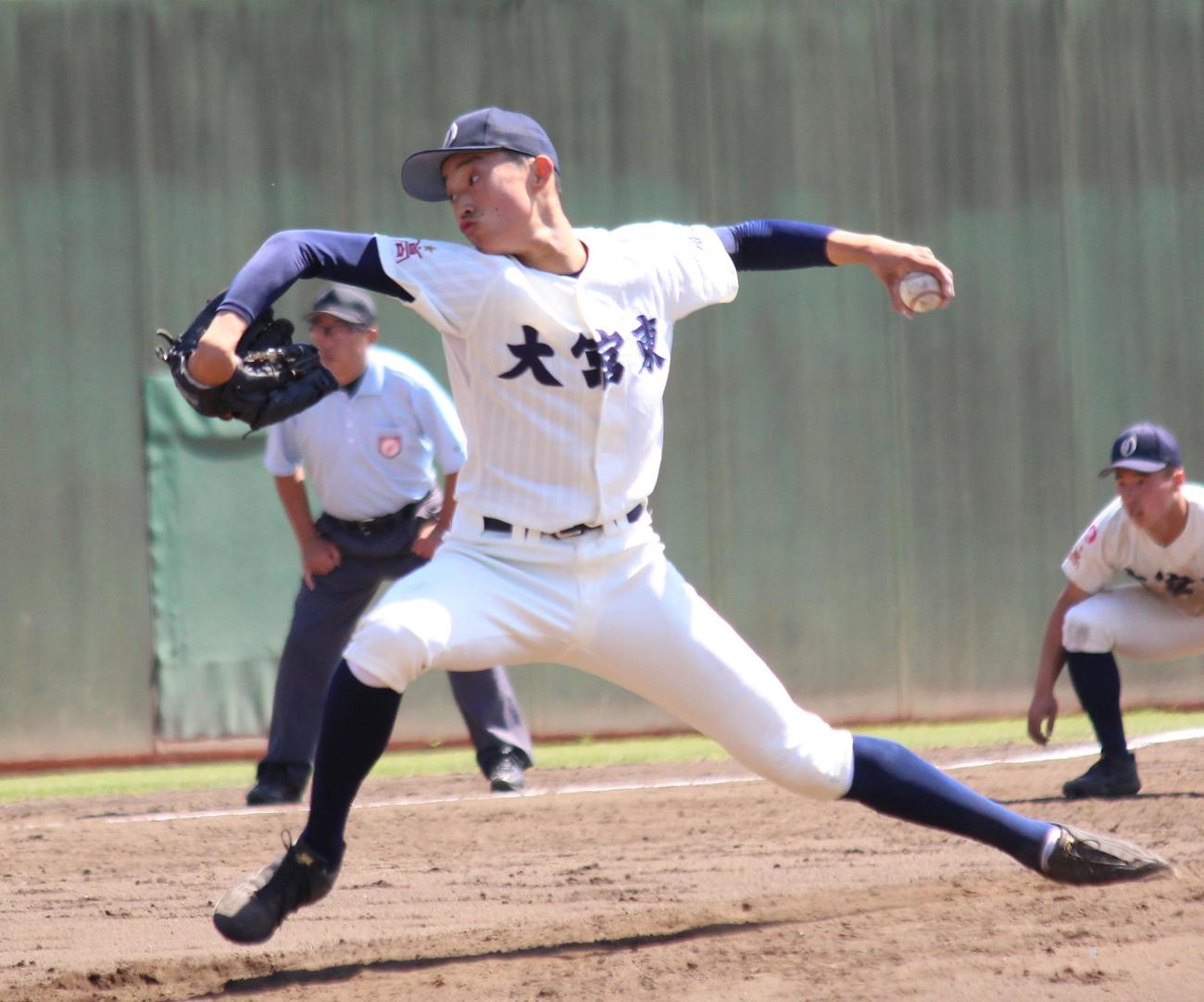 昌平対大宮東　先発し力投する大宮東・冨士（撮影・保坂恭子）