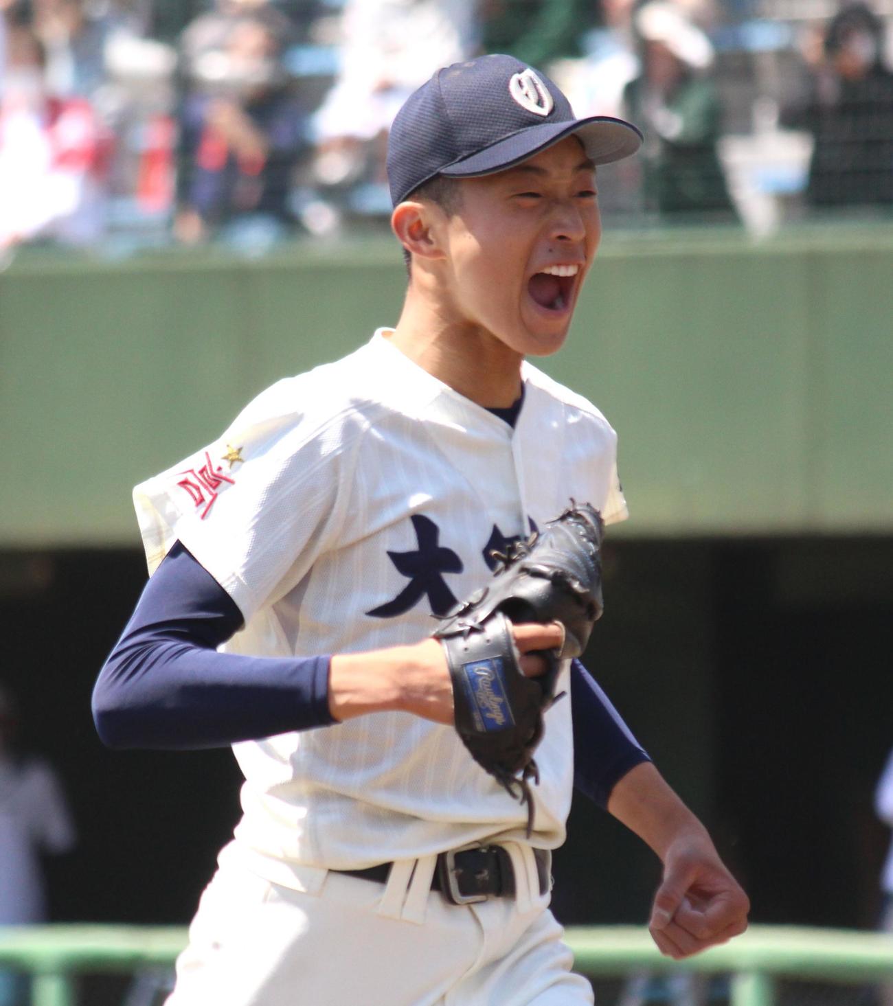 昌平対大宮東　7回表のピンチを無失点でしのぎ、ほえる大宮東・冨士（撮影・保坂恭子）