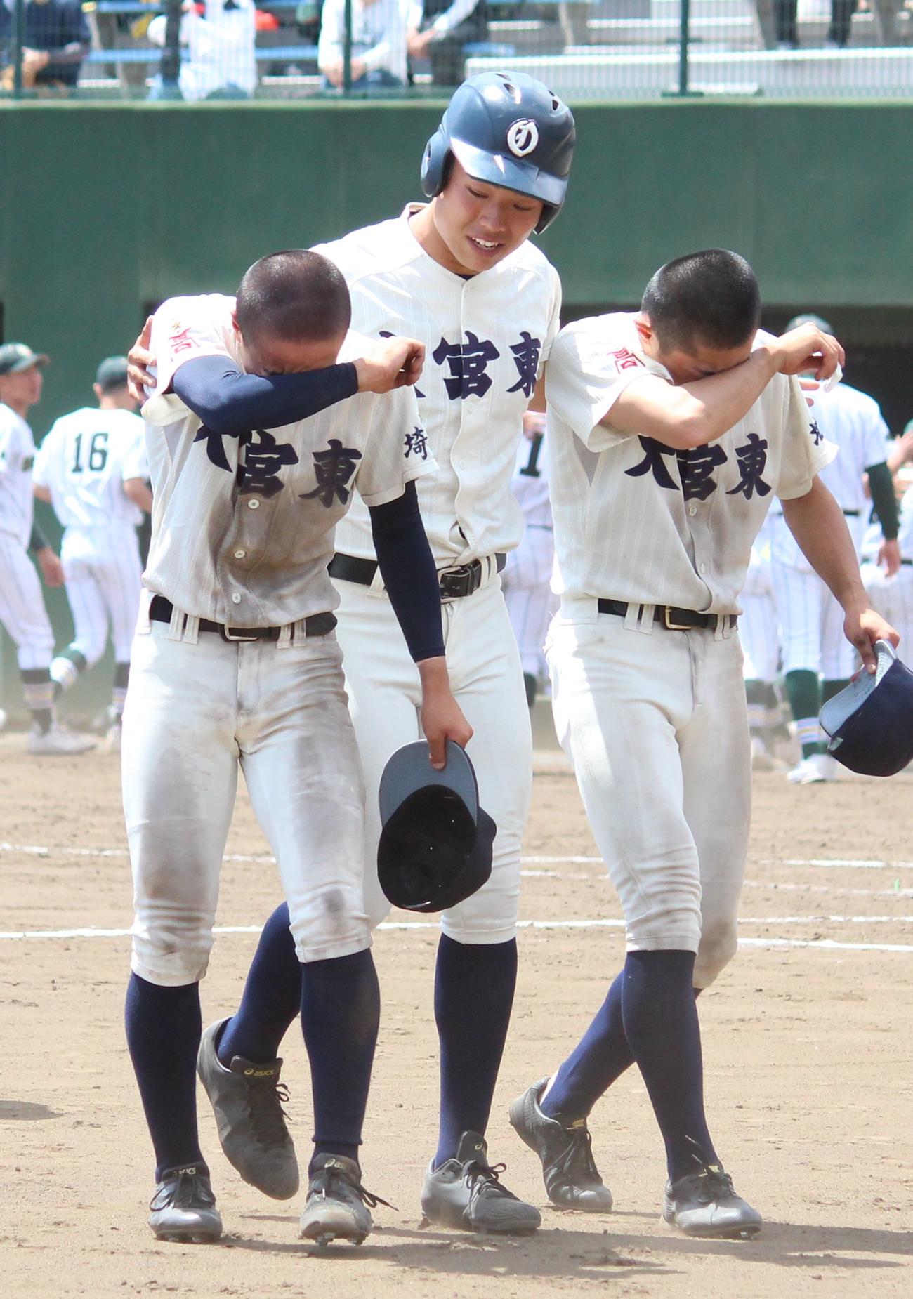 昌平対大宮東　9回裏に追い上げながら敗れ、涙する大宮東の選手たち（撮影・保坂恭子）