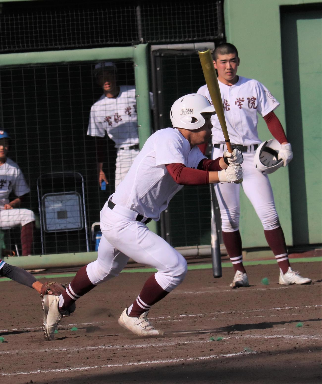 常磐大高対常総学院　8回裏常総学院2死三塁　勝ち越しの中前適時打を放つ川上（撮影・星夏穂）