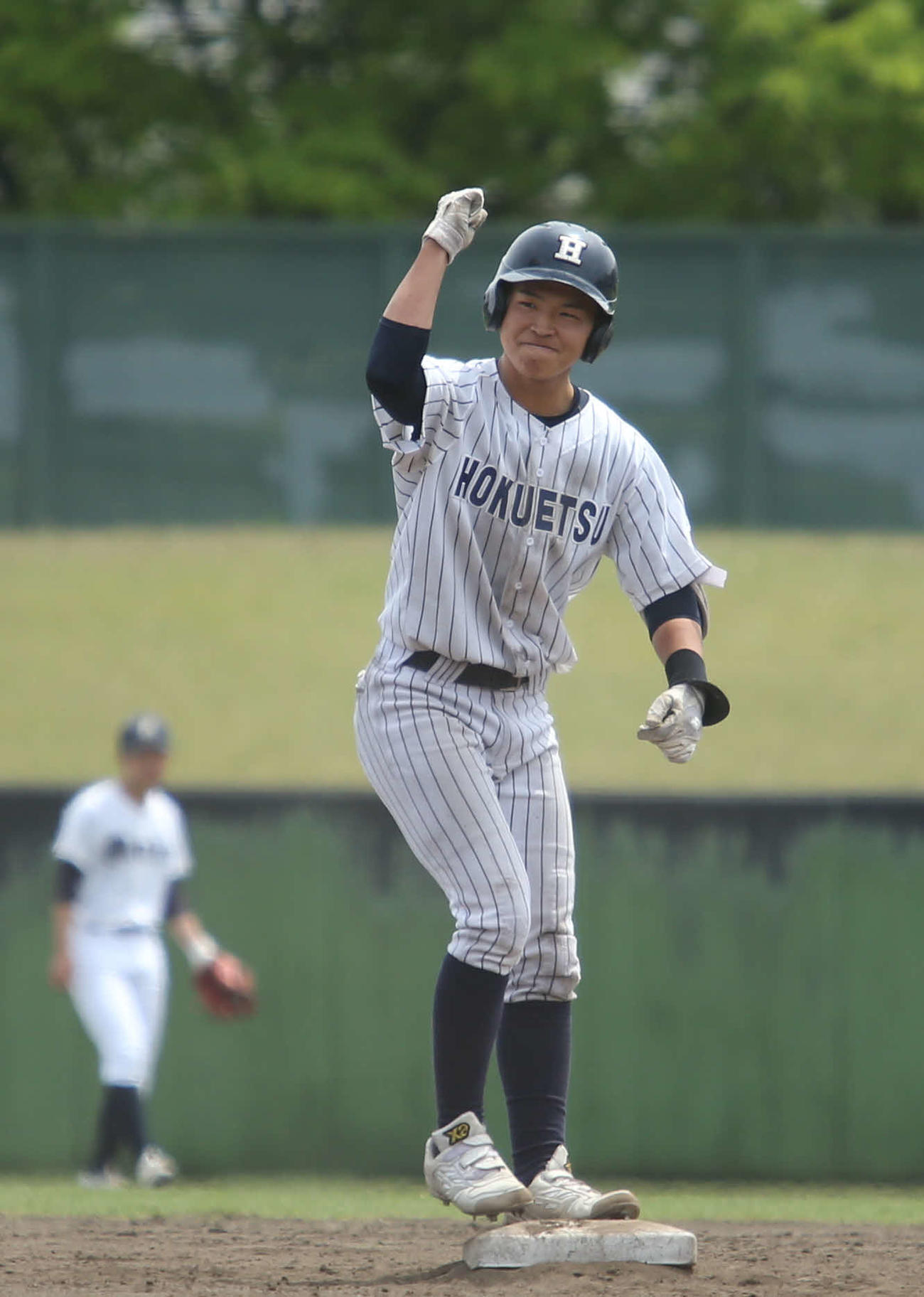 2－3の7回1死二、三塁で右中間へ逆転の2点二塁打を放った北越・寺口は塁上でガッツポーズ