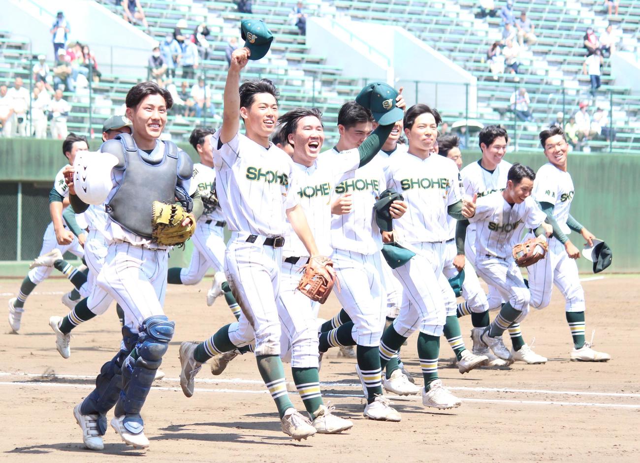 昌平対浦和学院　初優勝し、スタンドに駆け出す昌平の選手たち（撮影・保坂恭子）