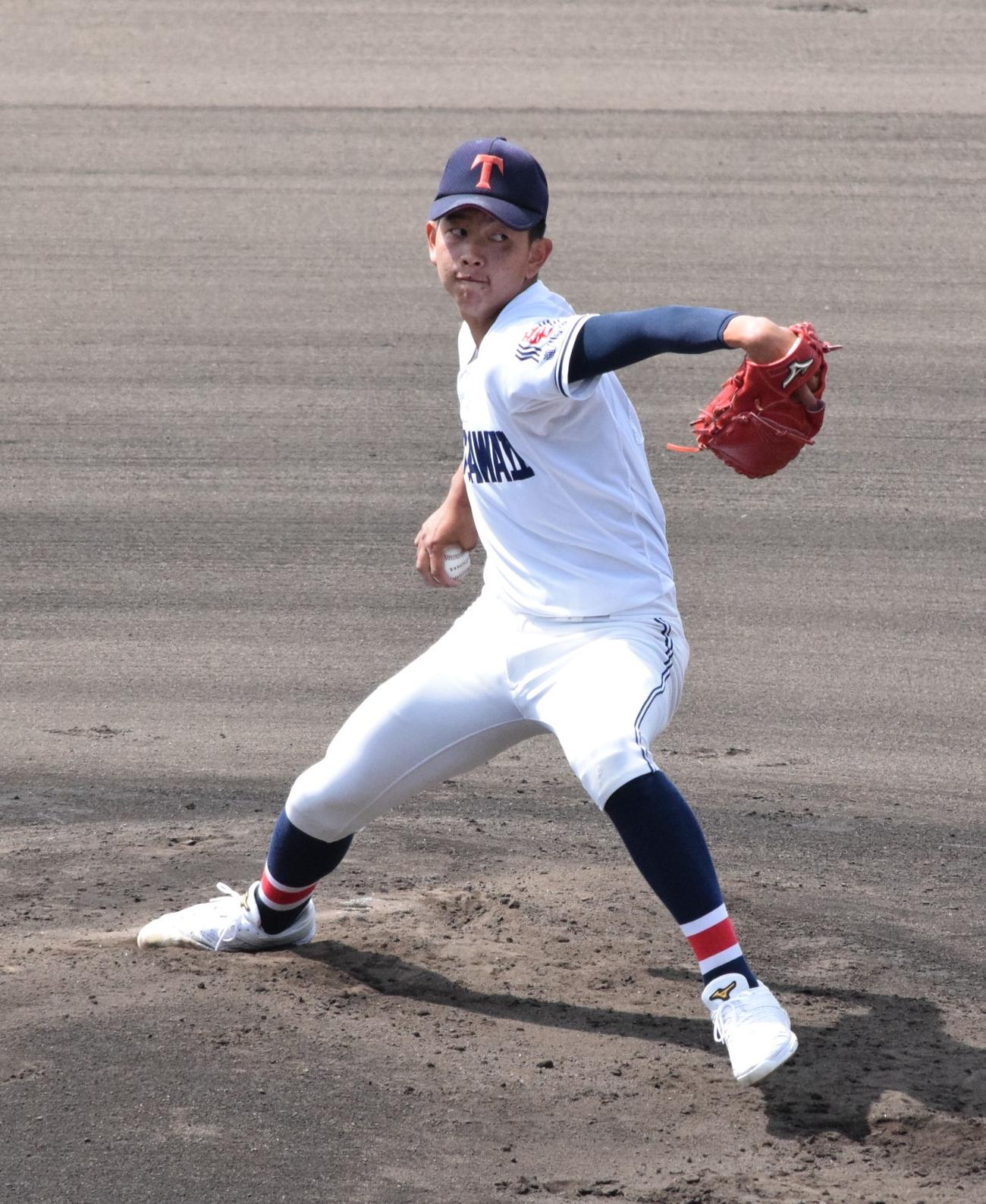 投球する滝川二の坂井陽翔投手（撮影・阪口孝志）
