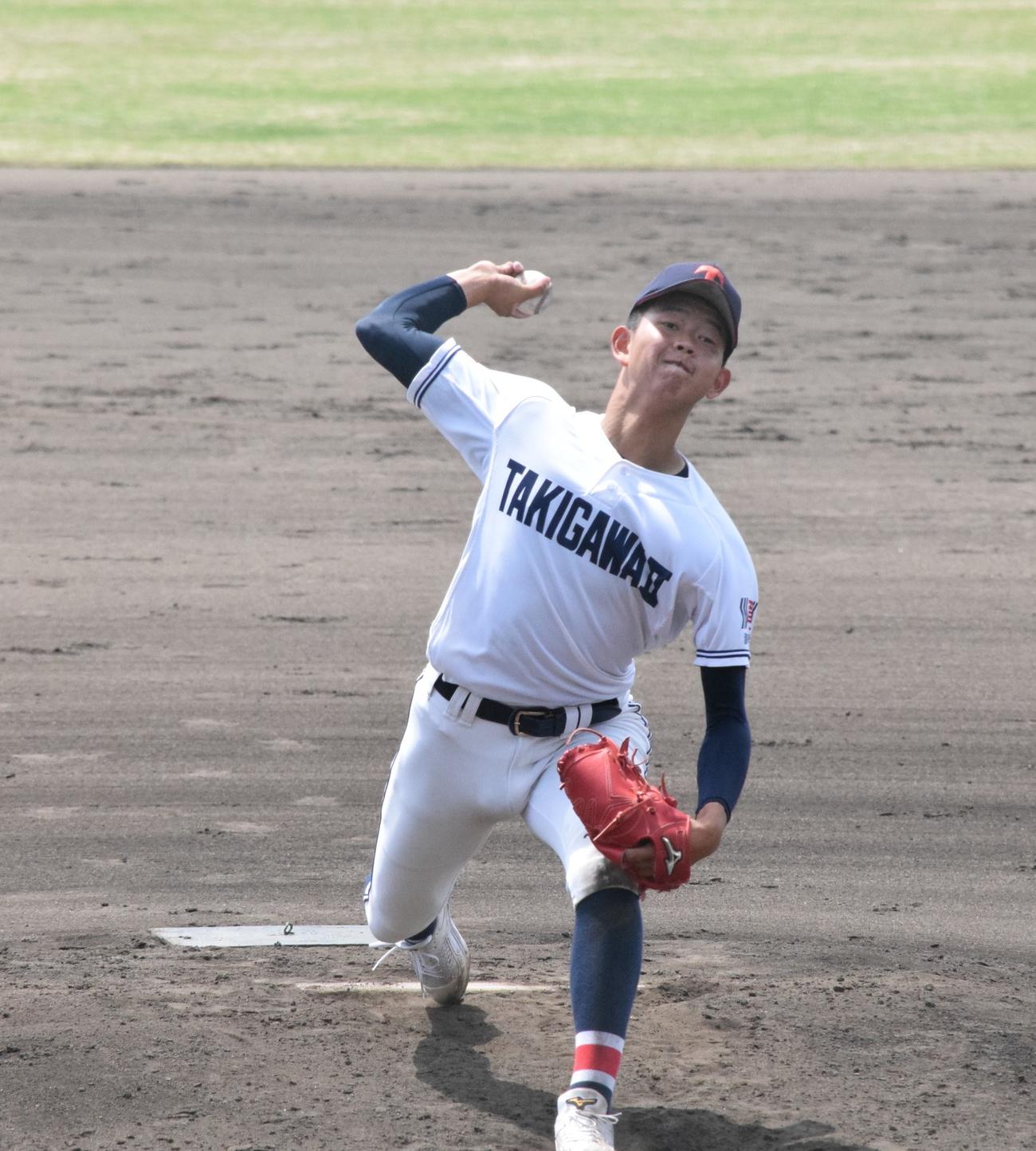 投球する滝川二の坂井陽翔投手（撮影・阪口孝志）