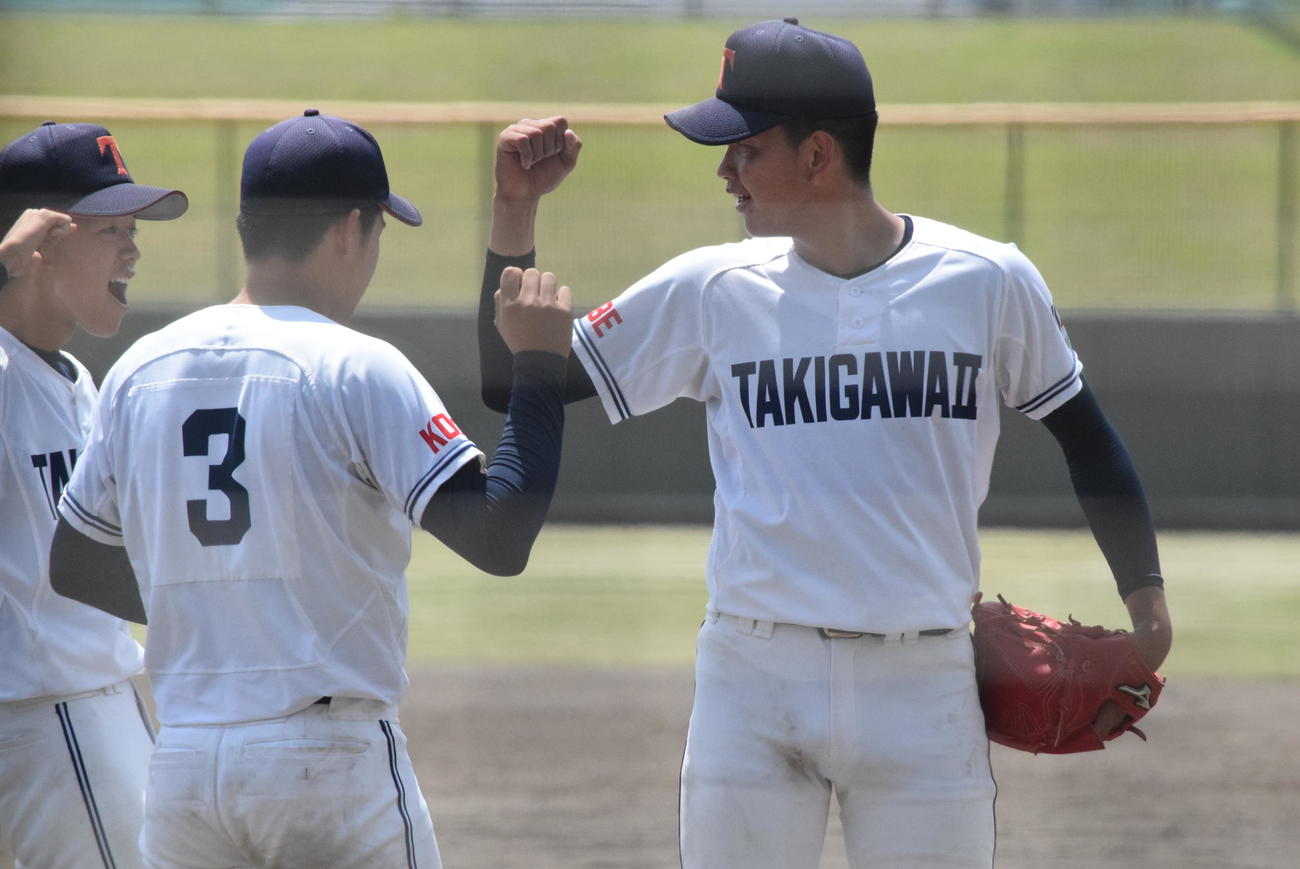 勝利を喜ぶ滝川二の坂井陽翔投手（撮影・阪口孝志）