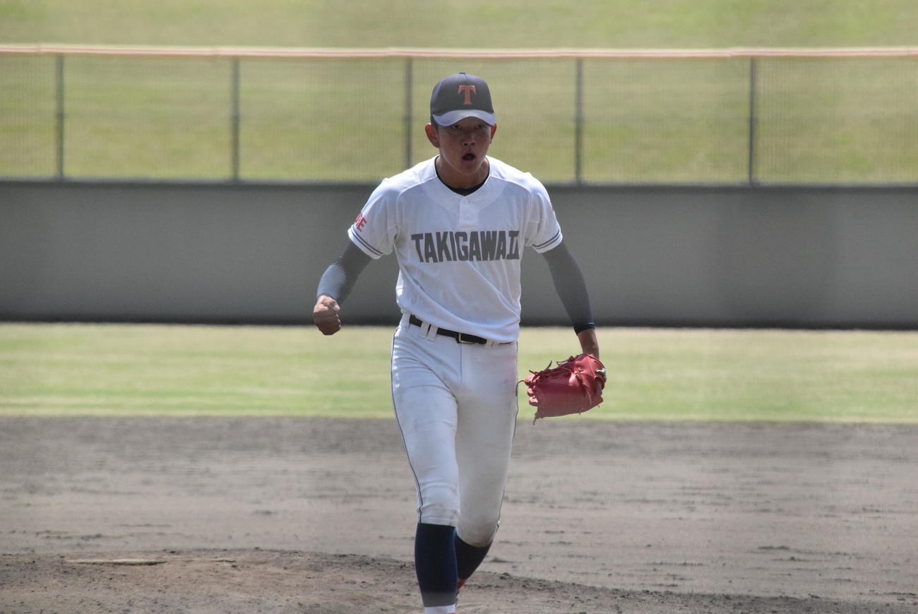 勝利し拳を握りしめる滝川二の坂井陽翔投手（撮影・阪口孝志）