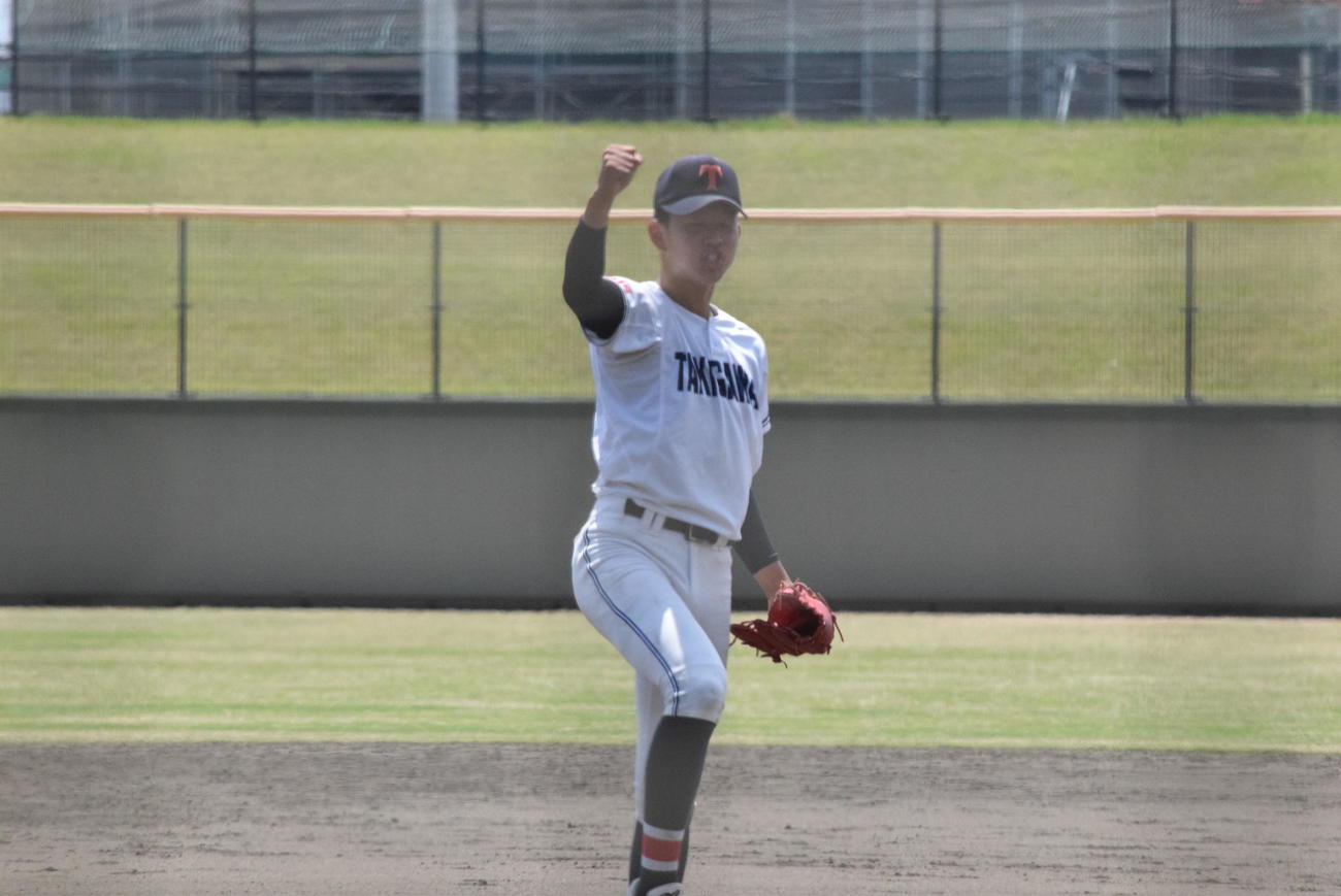 勝利しガッツポーズの滝川二の坂井陽翔投手（撮影・阪口孝志）