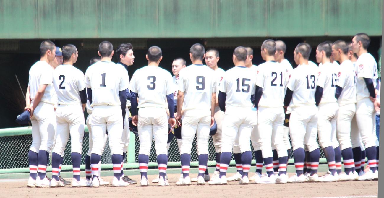 昌平対浦和学院　決勝戦で敗れ、すぐにミーティングを行った浦和学院（撮影・保坂恭子）