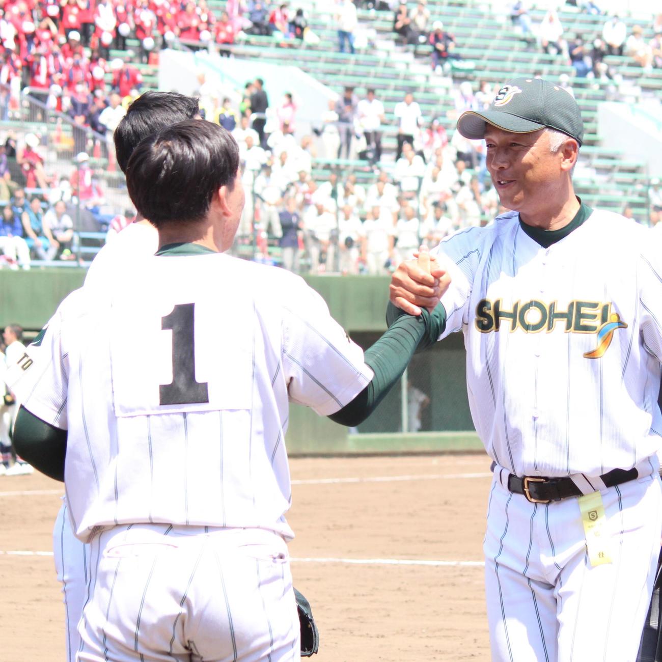 昌平対浦和学院　優勝し、背番号1の渡辺とハイタッチをする昌平・黒坂監督（右）（撮影・保坂恭子）