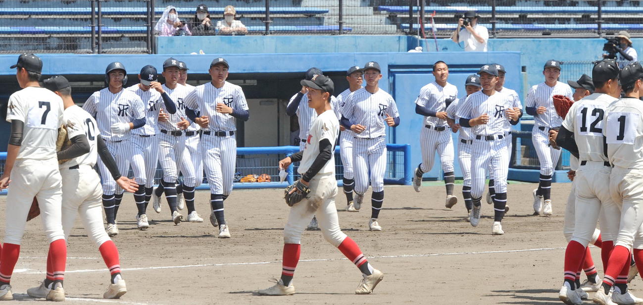 試合に敗れ整列する常葉大菊川ナイン（奥）