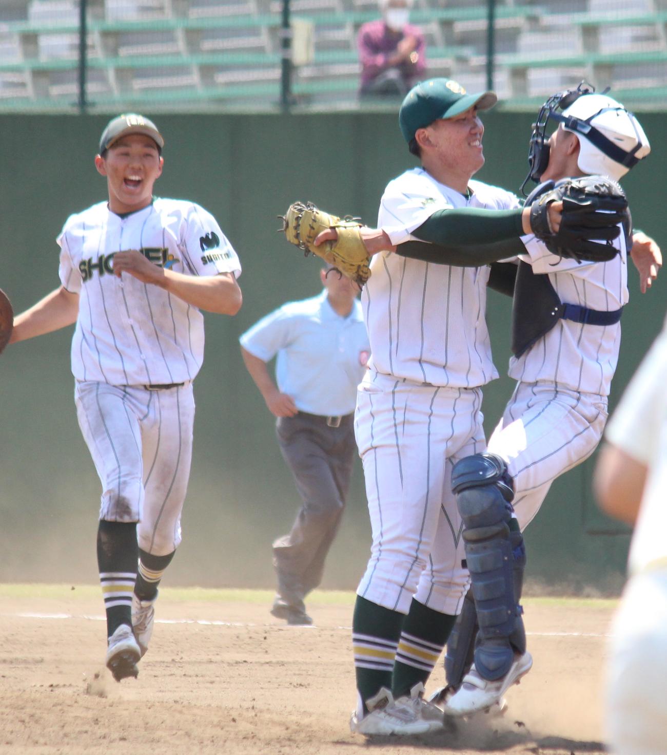 昌平対浦和学院　優勝を決め、斎藤（右）と抱き合う昌平・渡辺（中央）（撮影・保坂恭子）