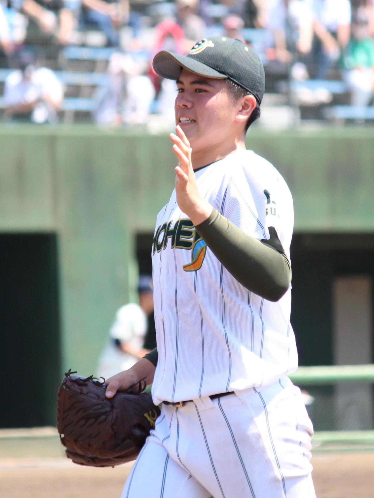 昌平対浦和学院　チームメートとハイタッチをする昌平・佐藤立（撮影・保坂恭子）