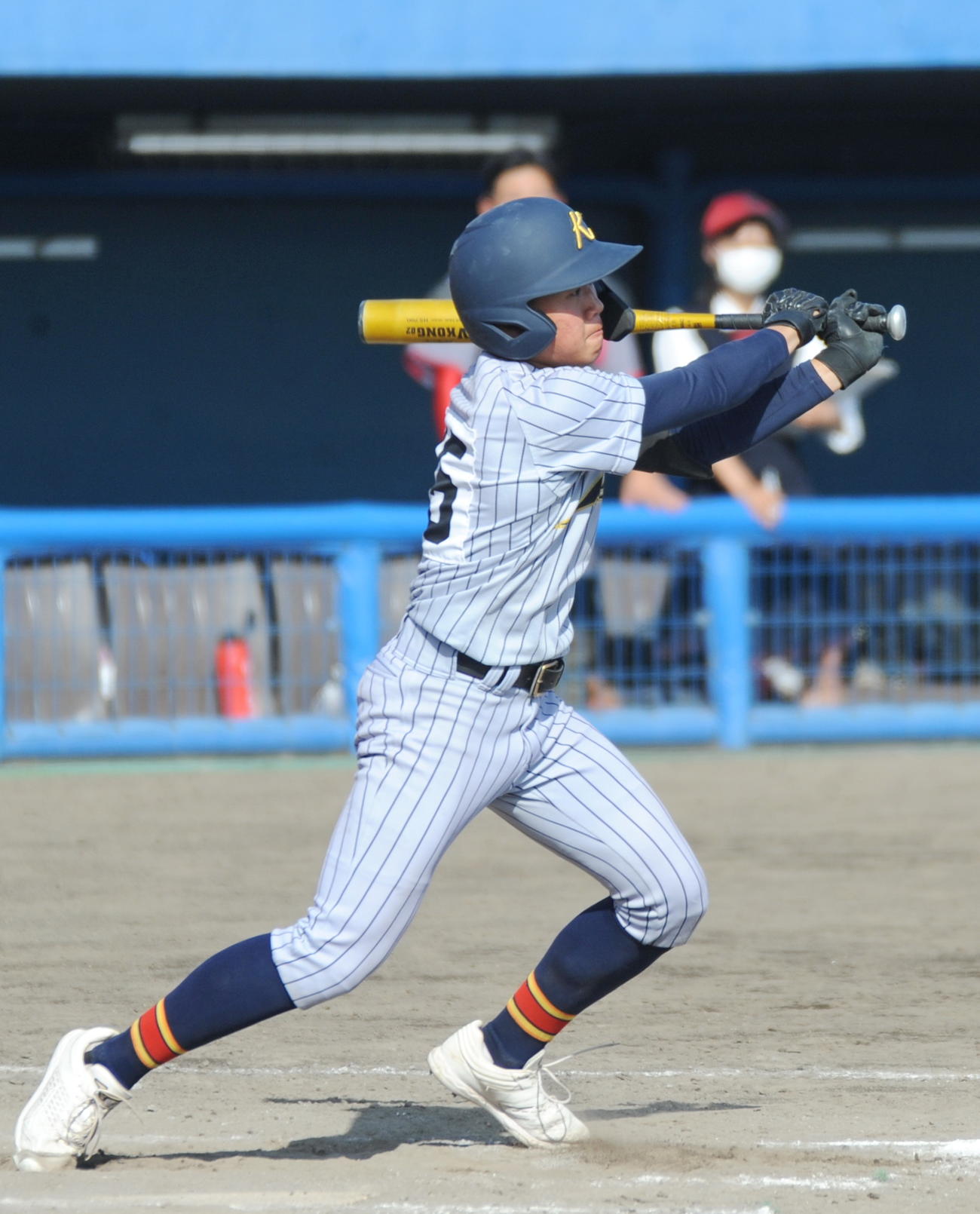 9回2死二塁、適時三塁打を放つ加藤学園・小沢