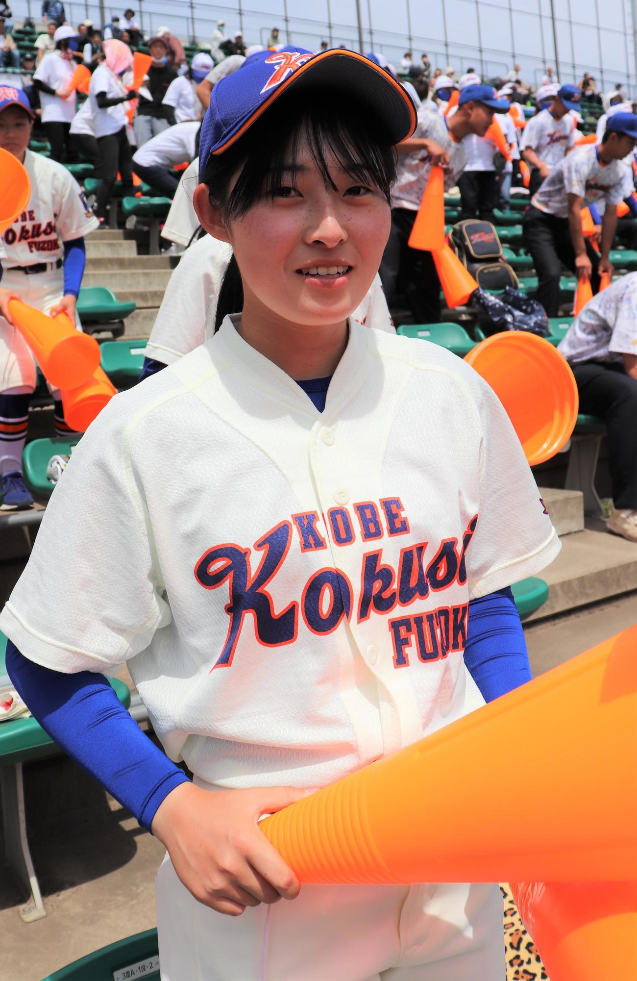 神戸国際大付対報徳学園　今春誕生の女子野球部主将・石田晴菜外野手（2年）が笑顔で応援に駆けつけた（撮影・中島麗）