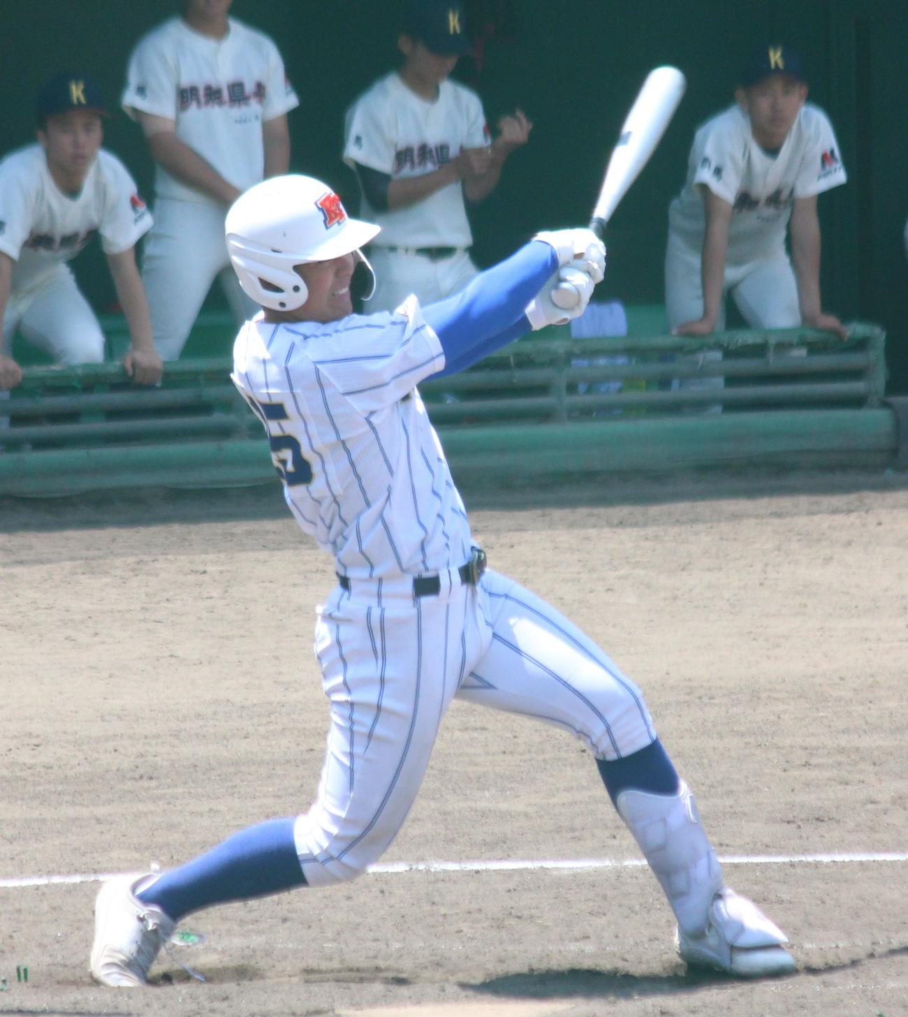明和県央対高崎健康福祉大高崎　5回裏高崎健康福祉大高崎2死二塁、適時打を放った佐藤志（撮影・保坂恭子）