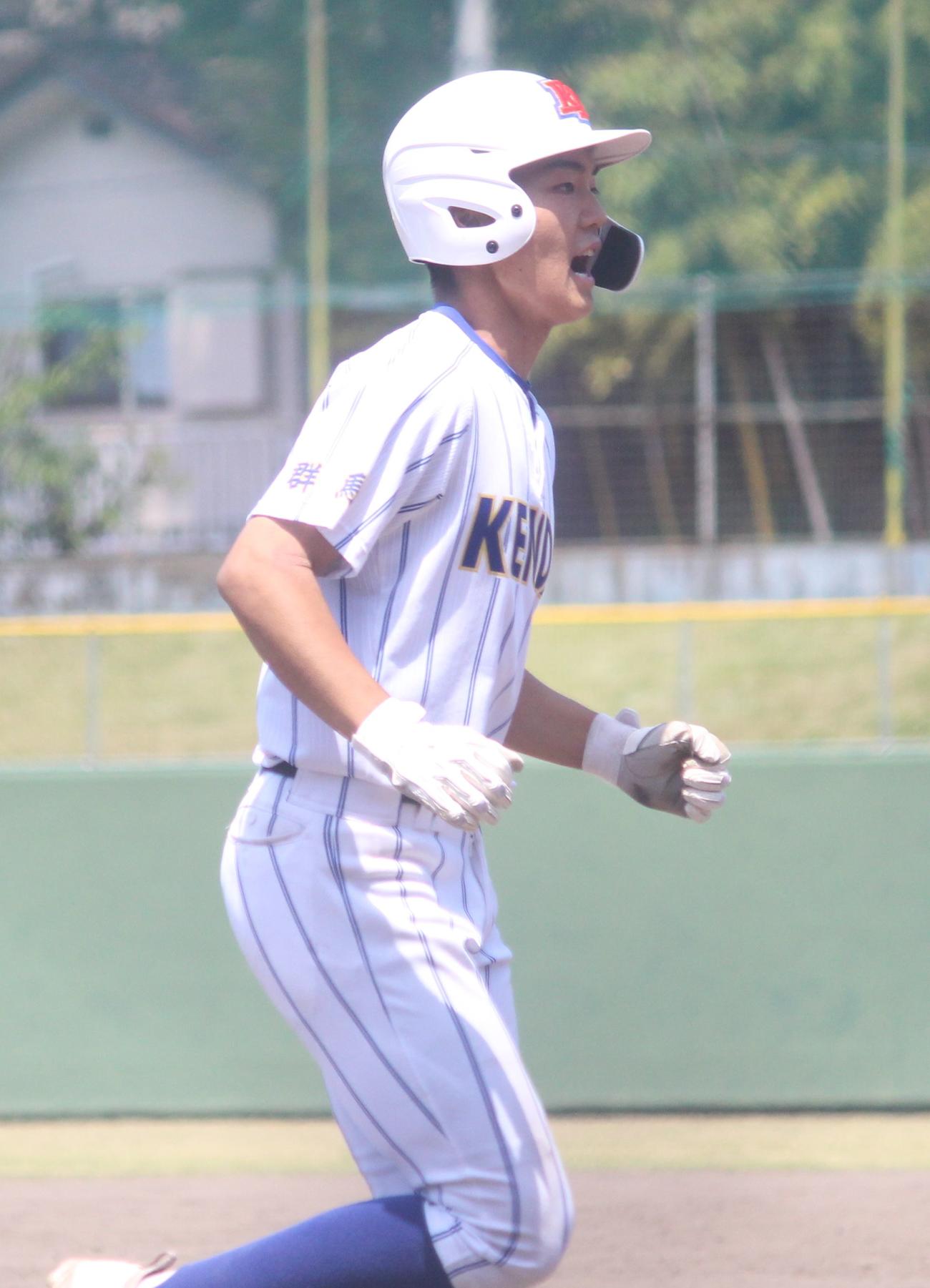 明和県央対高崎健康福祉大高崎　8回裏高崎健康福祉大高崎1死二、三塁、左越え3ランを放った森田（撮影・保坂恭子）