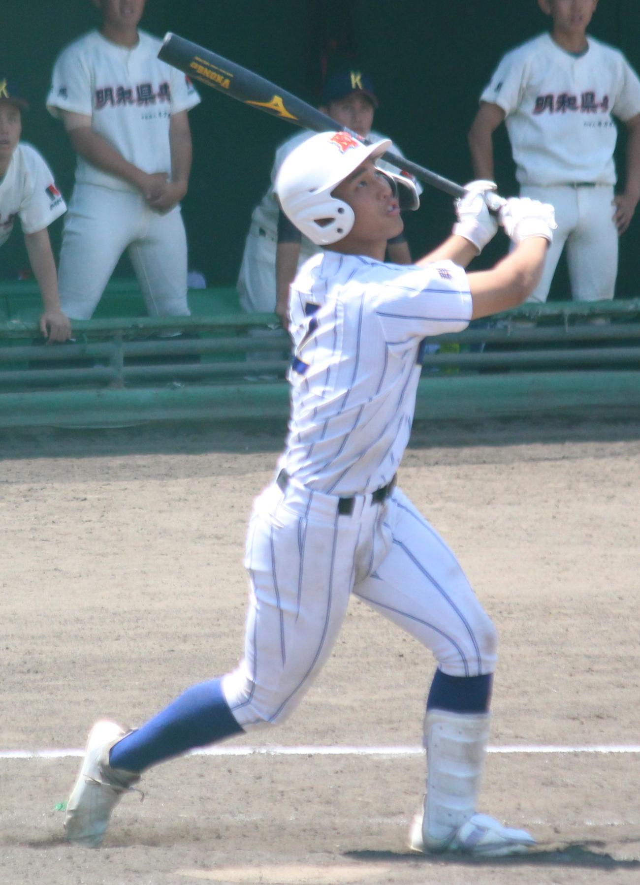明和県央対高崎健康福祉大高崎　5回裏高崎健康福祉大高崎1死、右前に落ちる安打を放った箱山（撮影・保坂恭子）