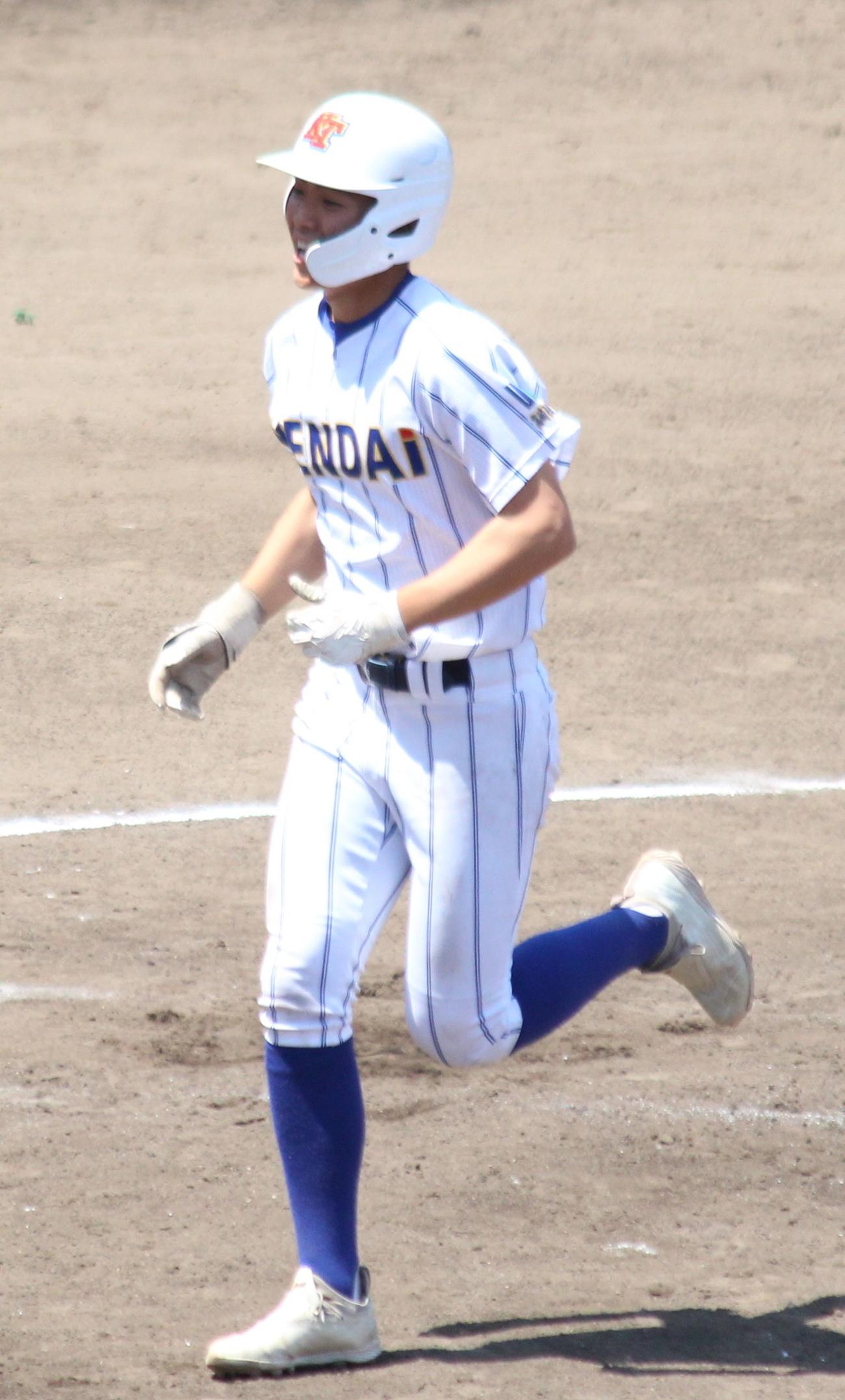 明和県央対高崎健康福祉大高崎　3回裏高崎健康福祉大高崎無死一塁、同点2ランを放った団之原（撮影・保坂恭子）