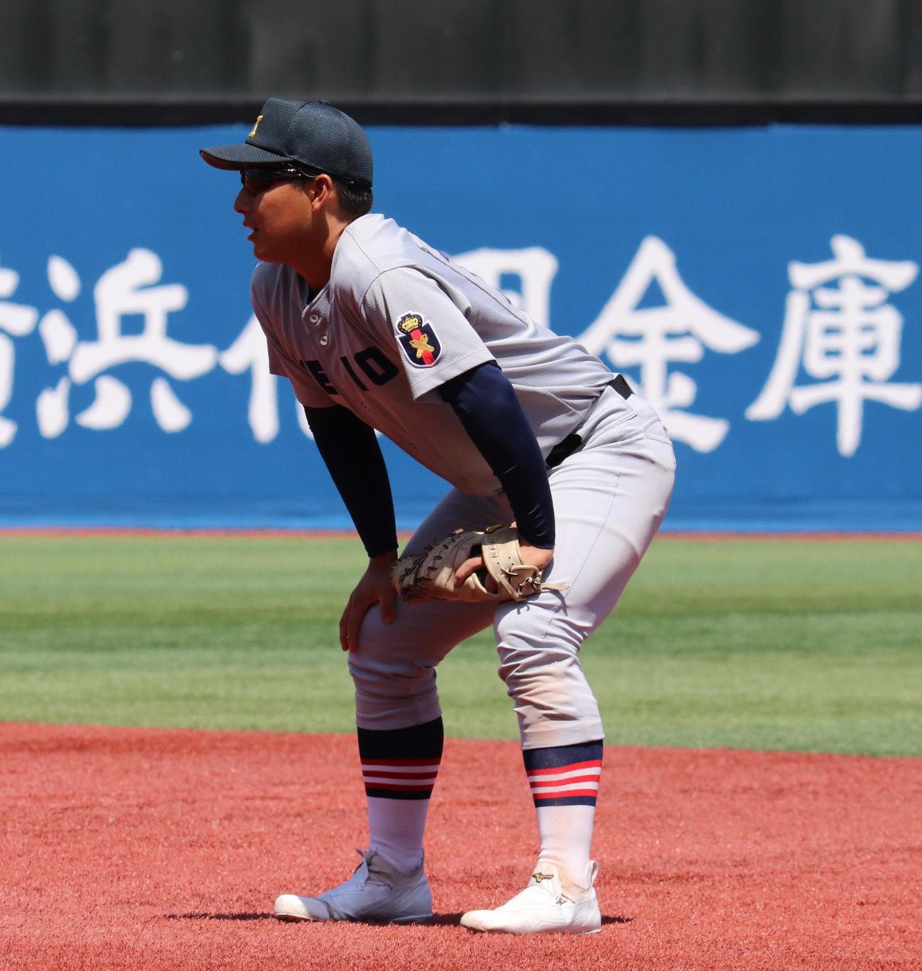慶応対横浜隼人　一塁の守備についた慶応・清原（撮影・星夏穂）