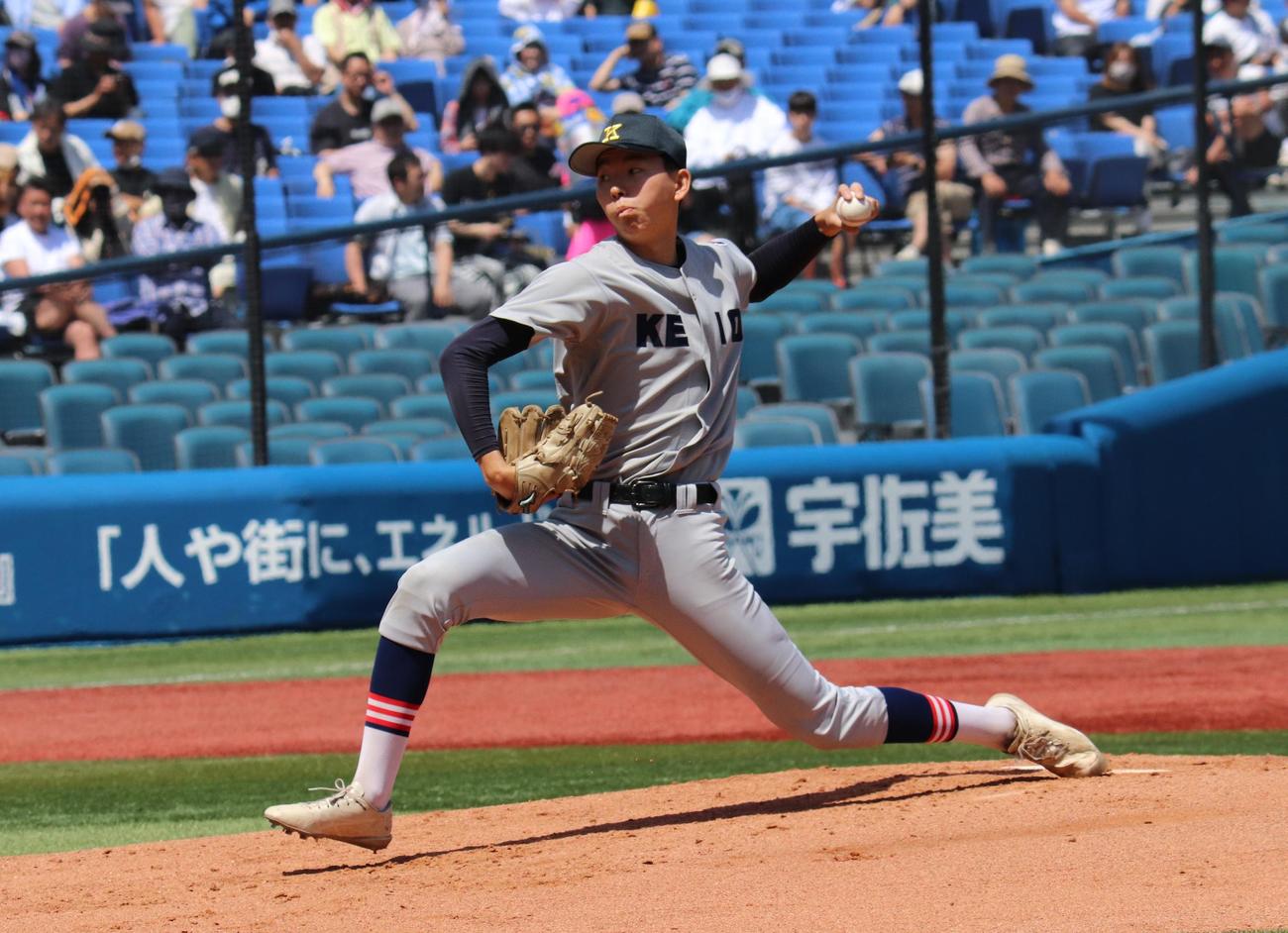 慶応対横浜隼人　先発し力投する慶応・鈴木佳（撮影・星夏穂）