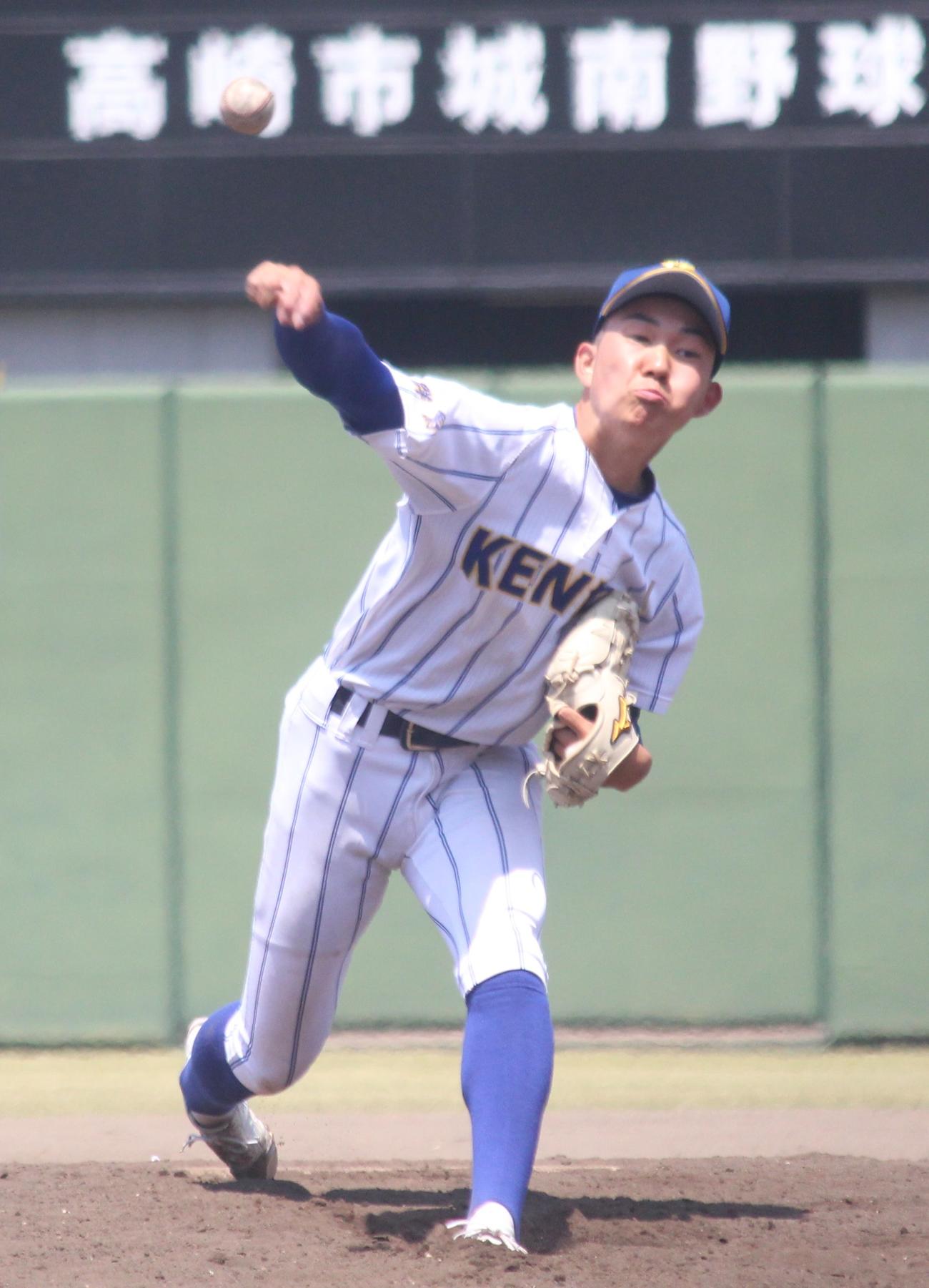 明和県央対高崎健康福祉大高崎　3番手で登板し最速145キロをマークした高崎健康福祉大高崎・石垣（撮影・保坂恭子）