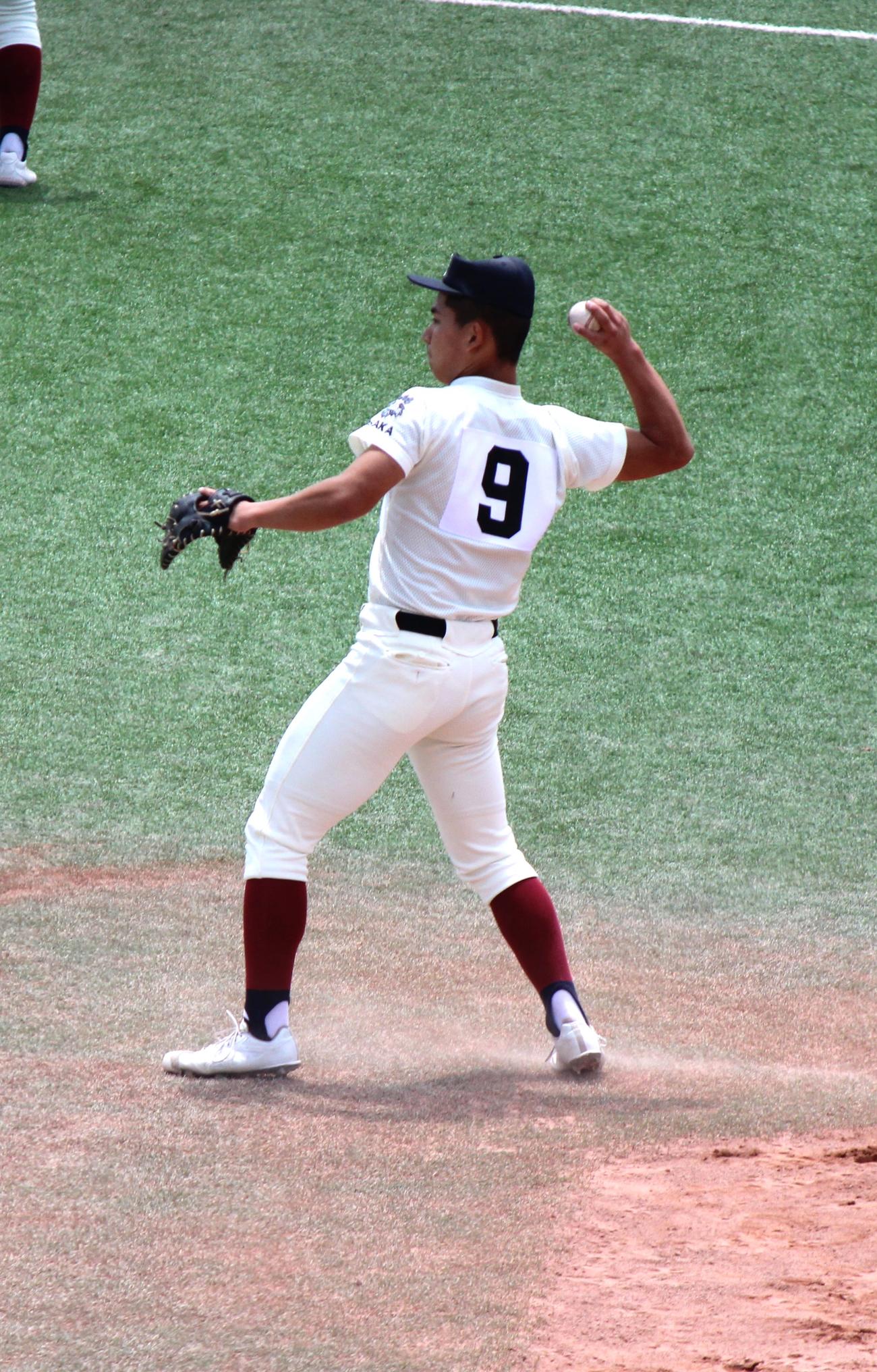 右投げで一塁を守った大阪桐蔭・徳丸（撮影・柏原誠）