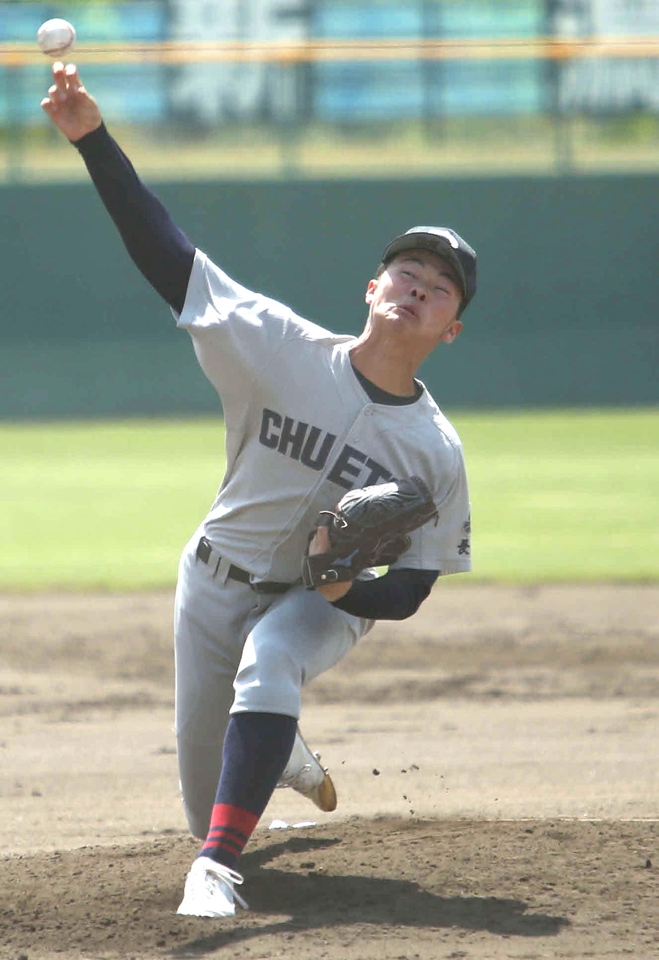 必死の形相で投げる中越・古川