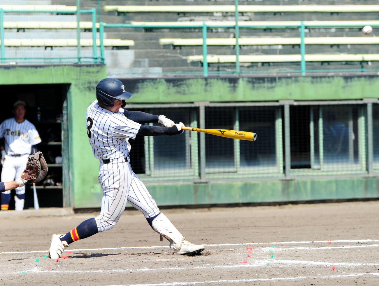 4回表2死二塁、この試合チーム3本目の本塁打を放つ帝京長岡・成瀬