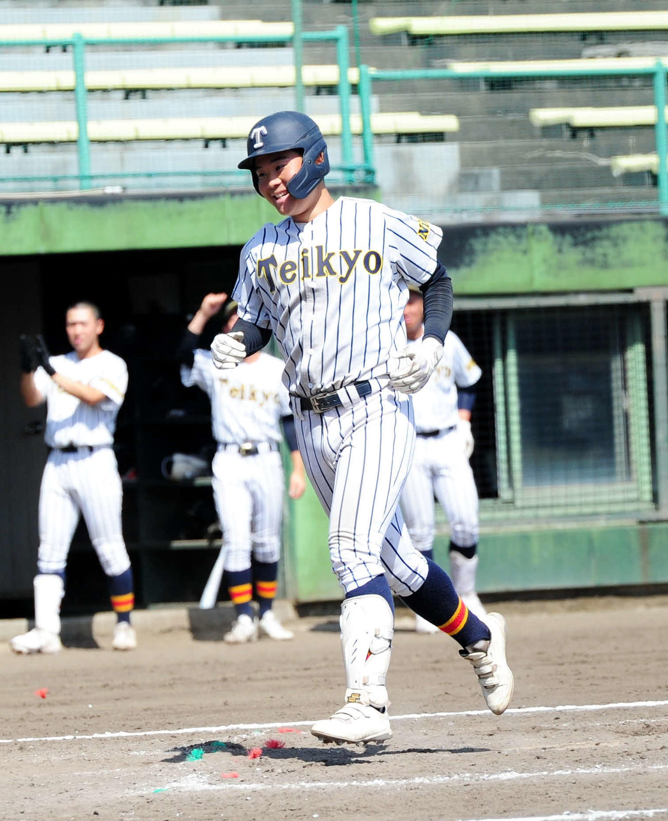 笑顔でホームインする帝京長岡・成瀬