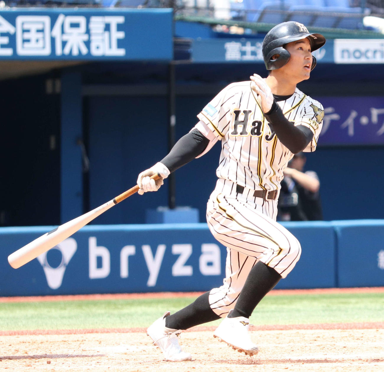 横浜隼人対東海大相模　3回表横浜隼人1死二、三塁　3点本塁打を放つ横浜隼人・嬉野（撮影・玉利朱音）