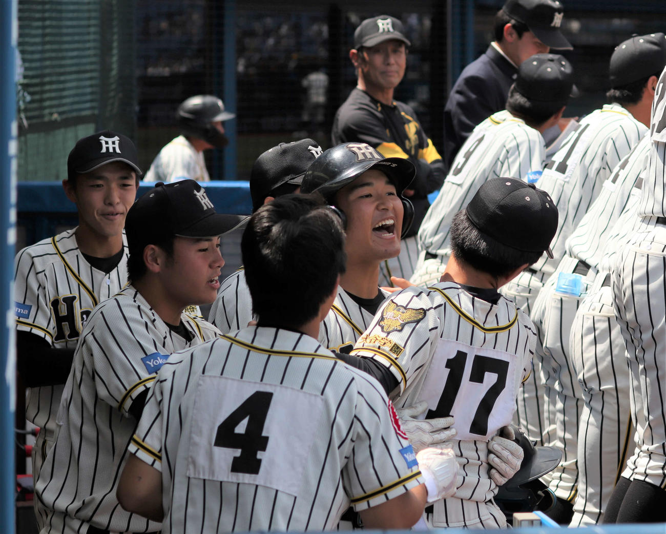 横浜隼人対東海大相模　3回表横浜隼人1死二、三塁、3点本塁打を放ちチームメイトと喜び合う横浜隼人・嬉野（中央）（撮影・佐瀬百合子）