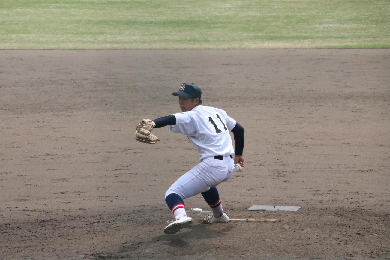 社対神戸国際大付　社の福田海晴外野手（2年）は3番手でマウンドに上がり力投する（撮影・林亮佑）