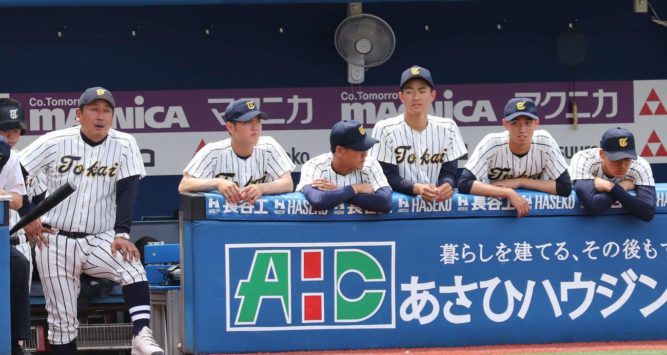横浜隼人対東海大相模　9回裏、じっとグラウンドを見つめる東海大相模のベンチ。左端は原俊介監督（撮影・玉利朱音）