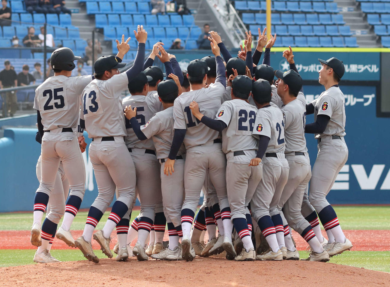 春季神奈川県大会優勝を決め、喜び合う慶応ナイン（撮影・佐瀬百合子）