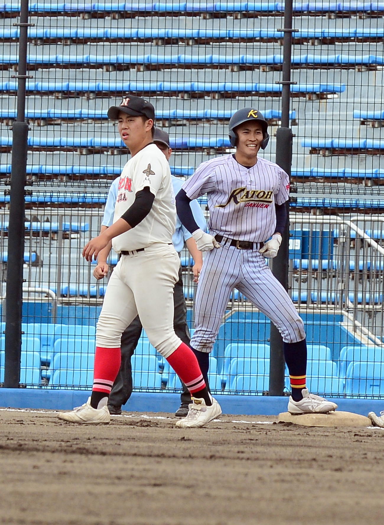 1回表加藤学園1死三塁、右前適時を放ち笑顔の藤沢