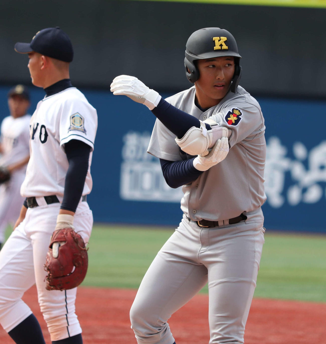 7回表慶応無死、右安打を放った慶応・清原（右）（撮影・佐瀬百合子）