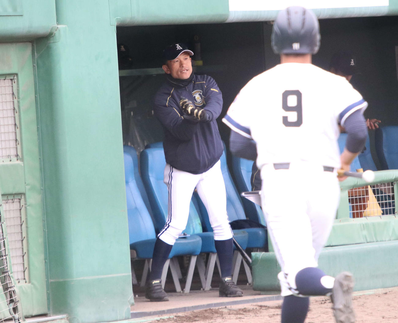 羽幌対旭川東　試合中にベンチから選手へ指示を送る旭川東・西中監督（撮影・山崎純一）