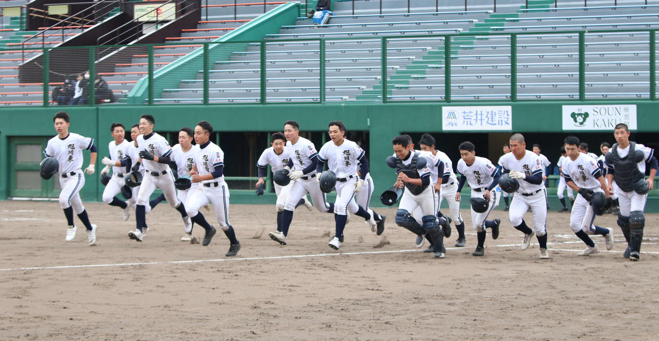 羽幌対旭川東　応援スタンドに駆け出す旭川東ナイン（撮影・山崎純一）